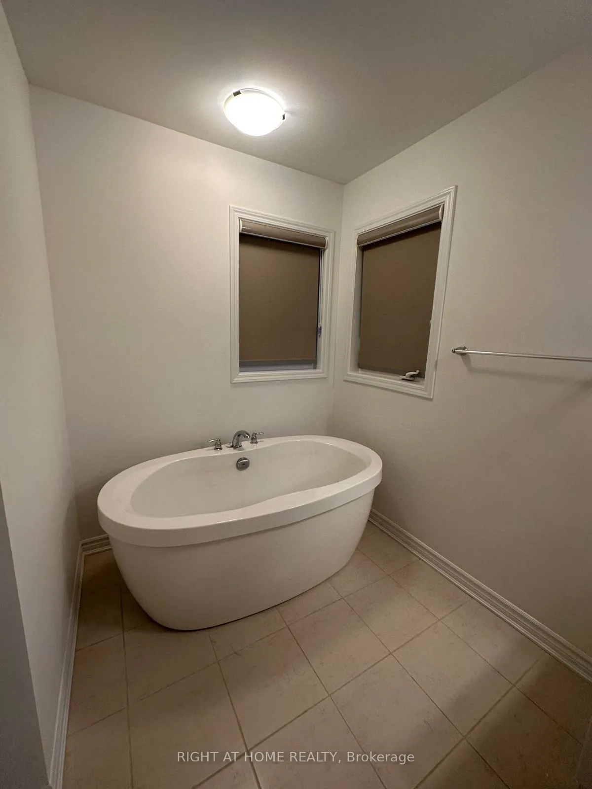 Photo 11 of 1568 Moira Crescent, Milton, Bowes — HOMEH
