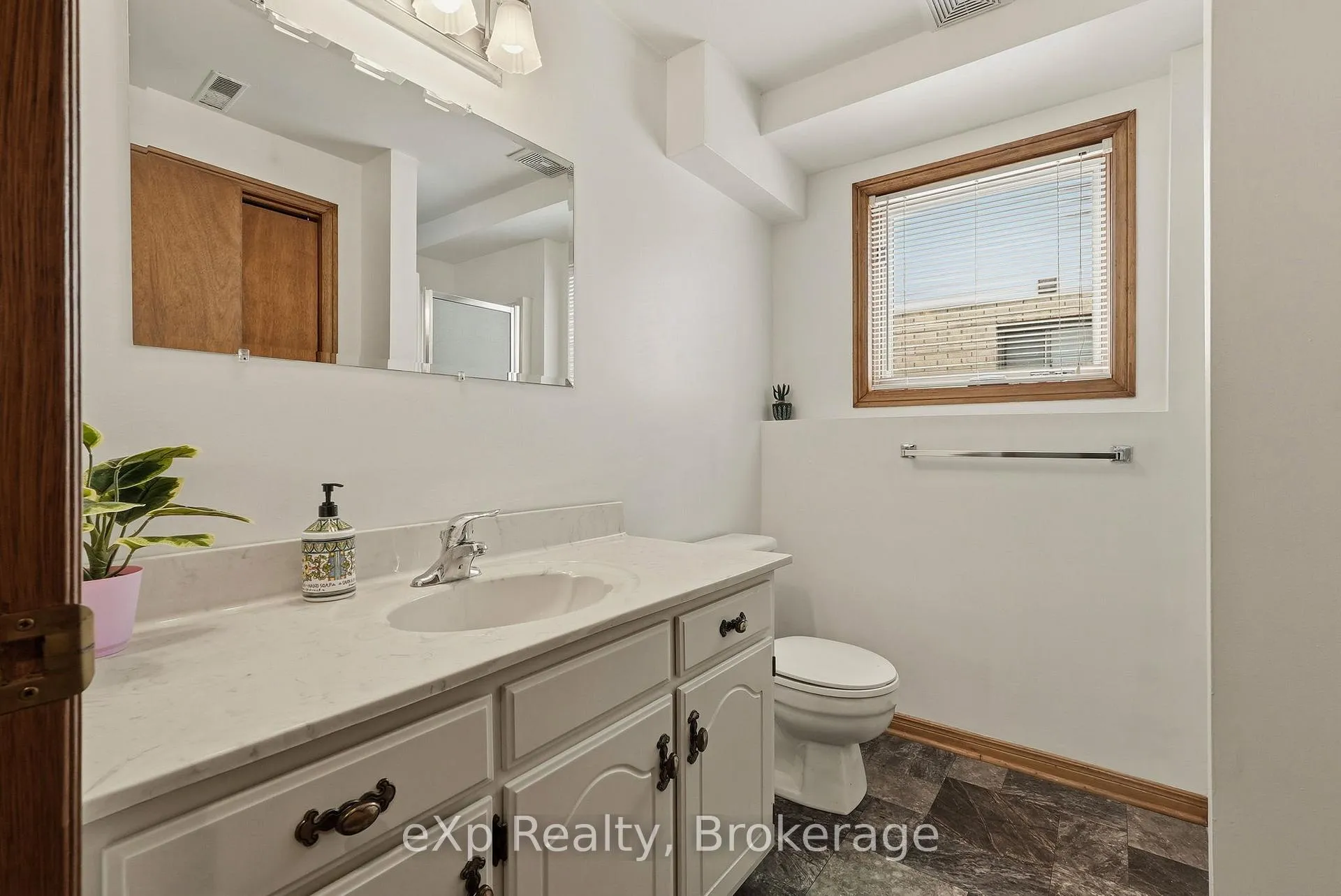 Photo 20 of 407 Durham Street E, Wellington North, Mount Forest — HOMEH