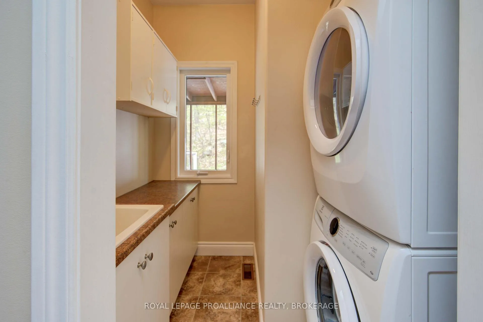 Photo 45 of 1133 Sassy Tree Lane, Frontenac, Frontenac South — HOMEH