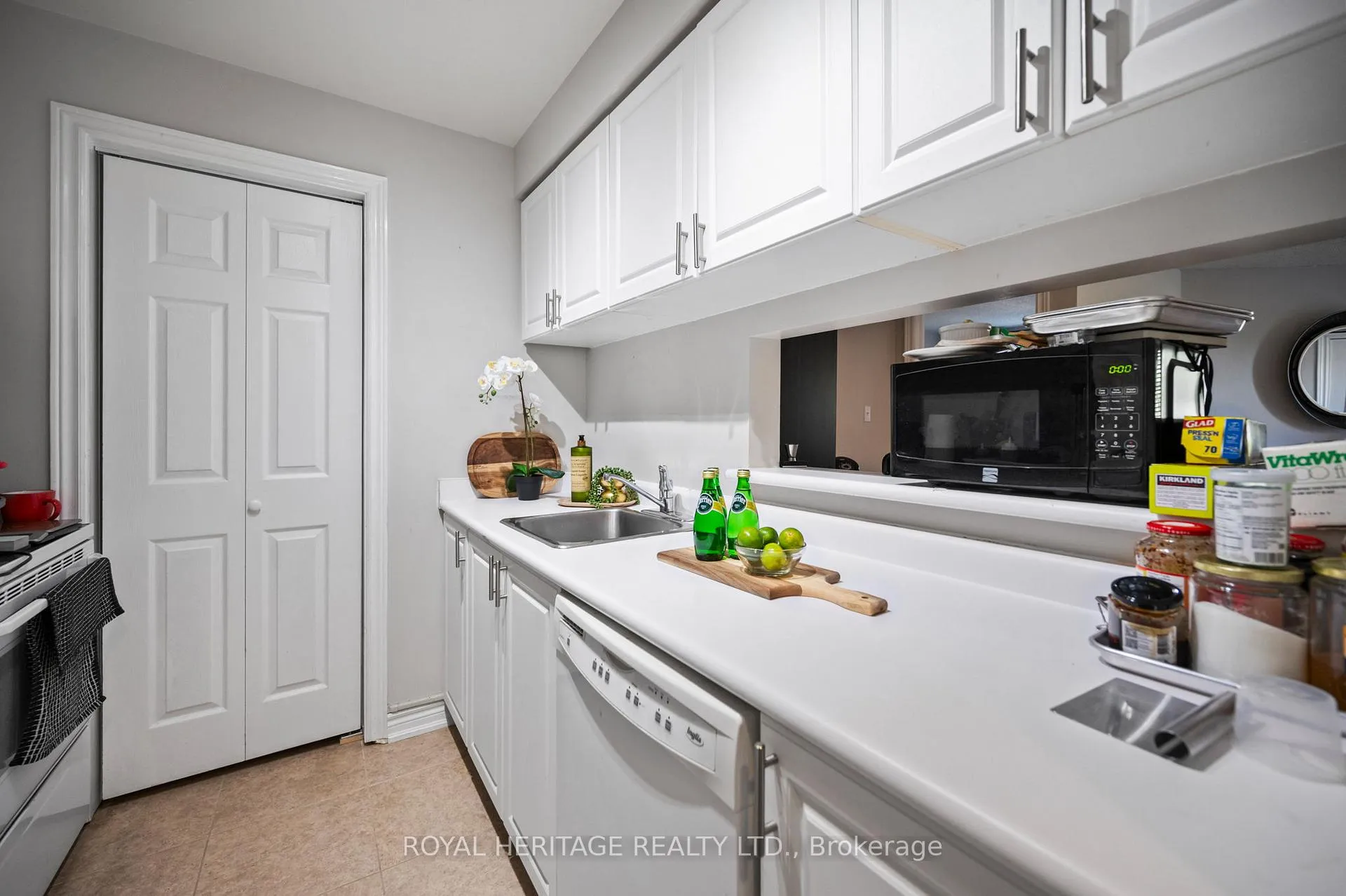 Photo 8 of Unit 303, 195 Lake Driveway, Ajax, South West — HOMEH