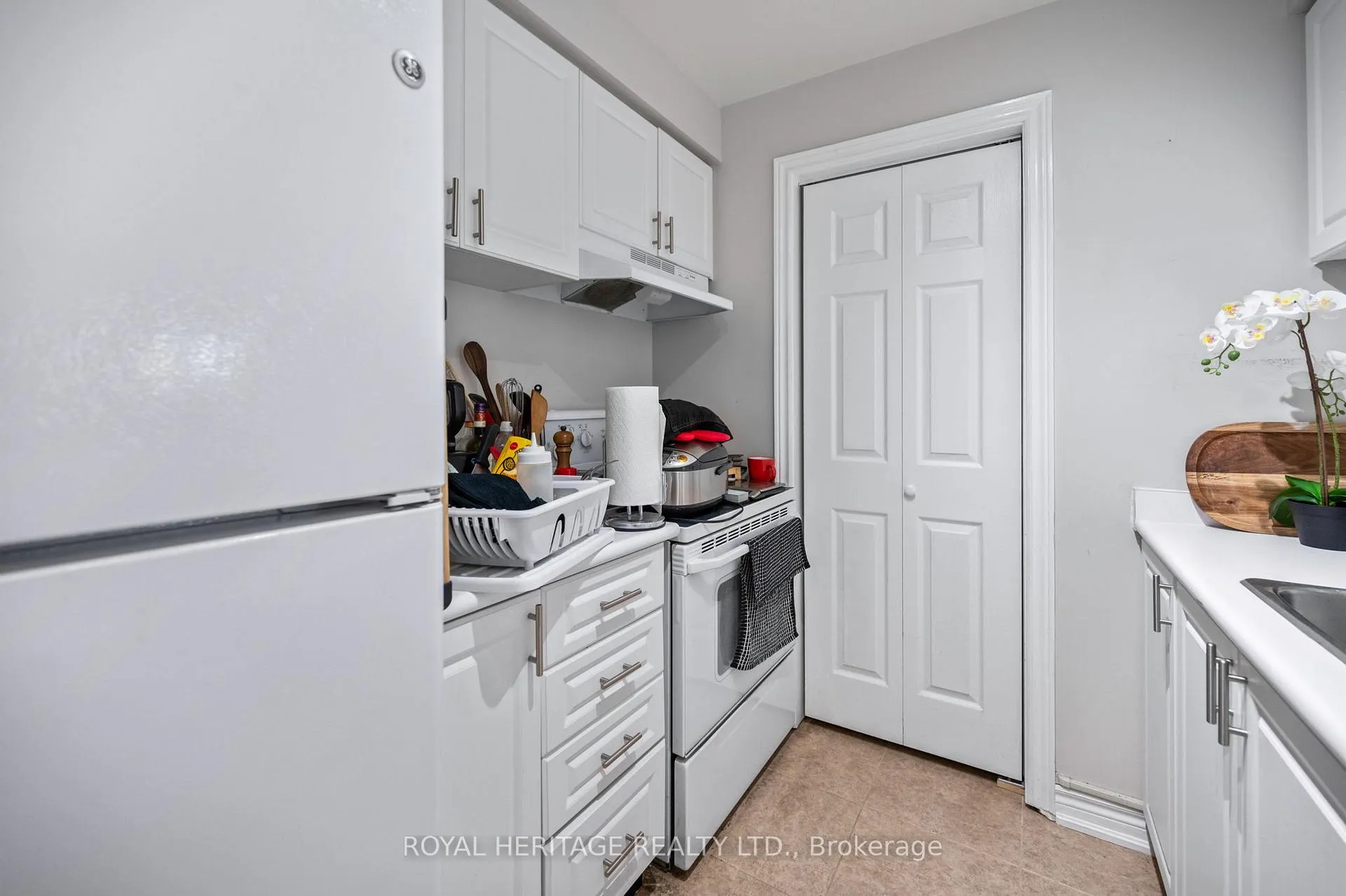 Photo 9 of Unit 303, 195 Lake Driveway, Ajax, South West — HOMEH
