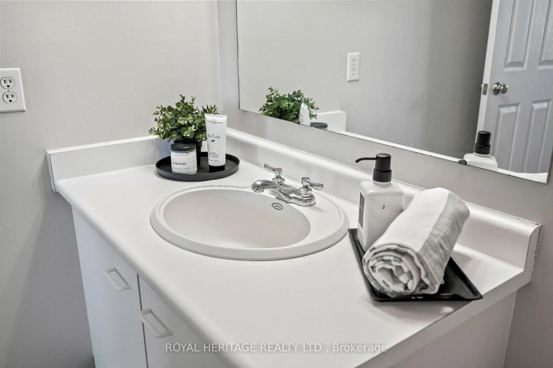 Photo 16 of Unit 303, 195 Lake Driveway, Ajax, South West — HOMEH