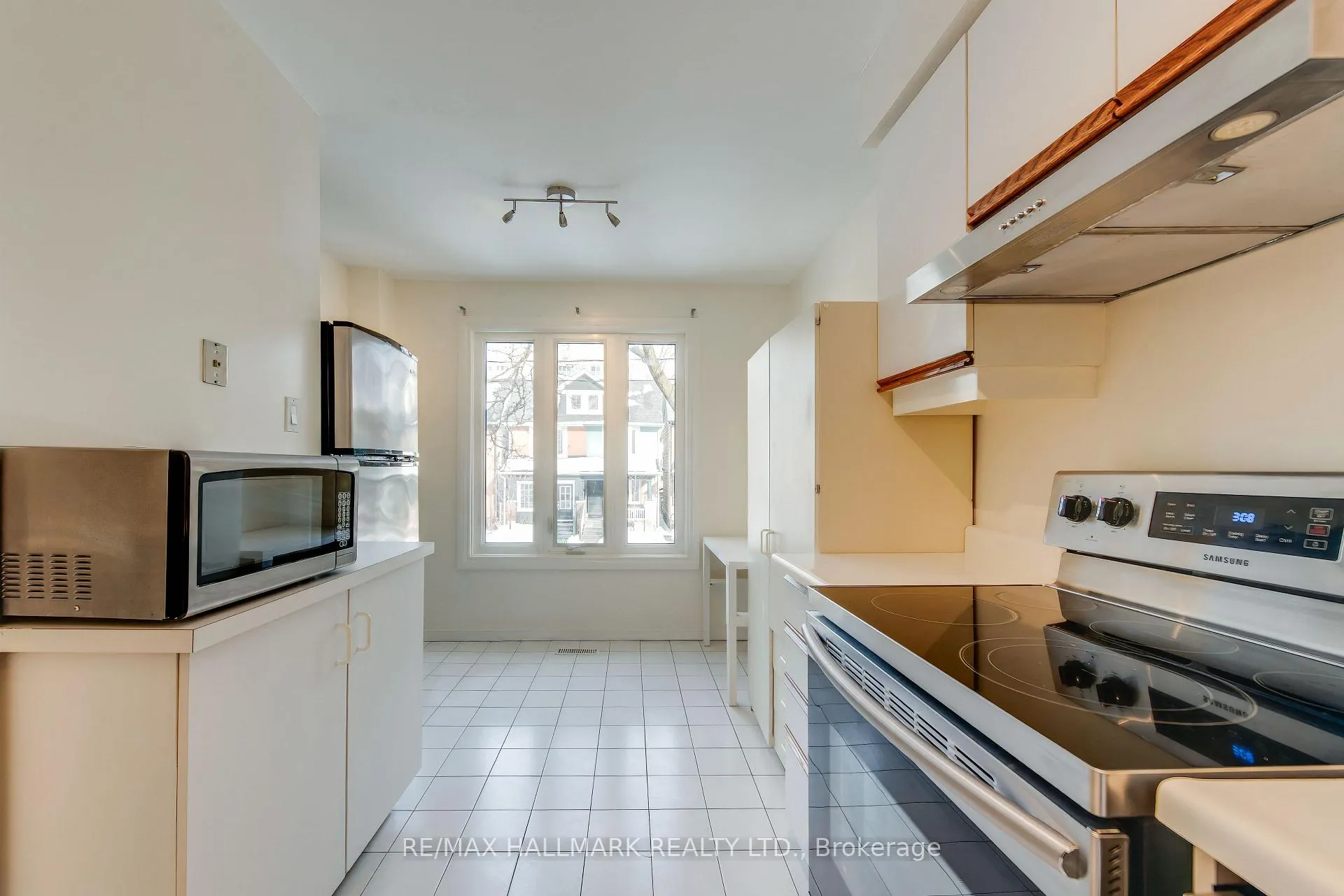 Photo 4 of 6 Empire Avenue, Toronto, South Riverdale — HOMEH
