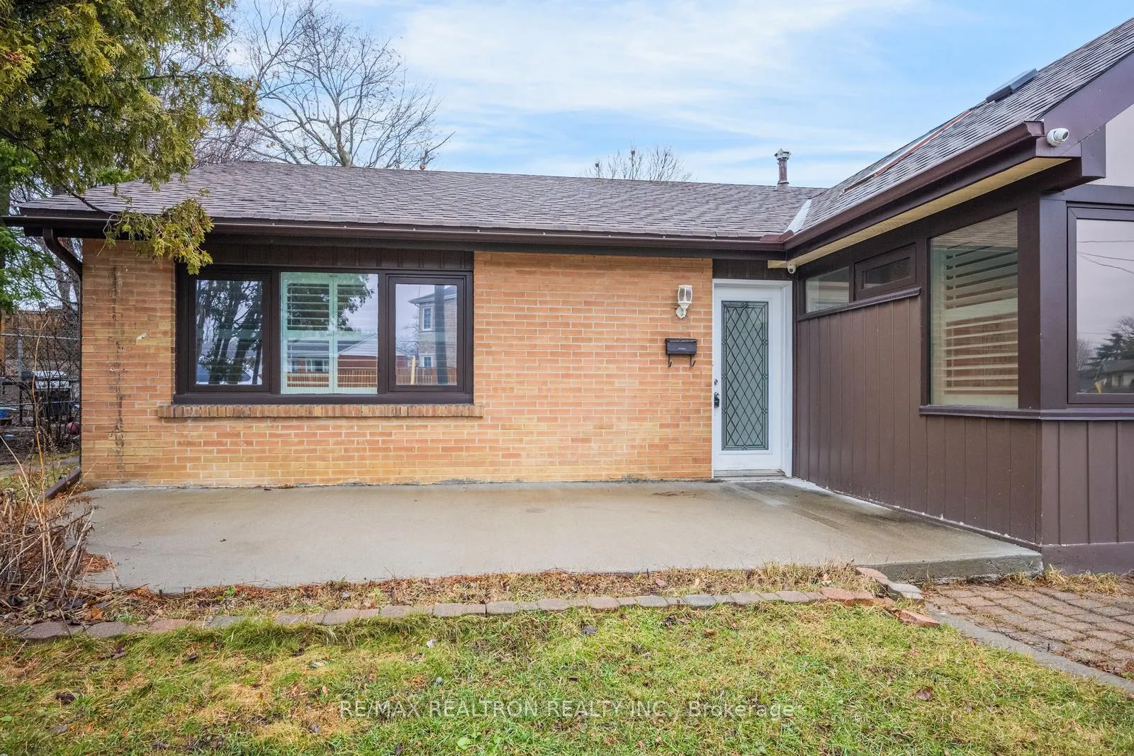 Photo 3 of 30 Lawrence Crescent, Brampton, Brampton East — HOMEH