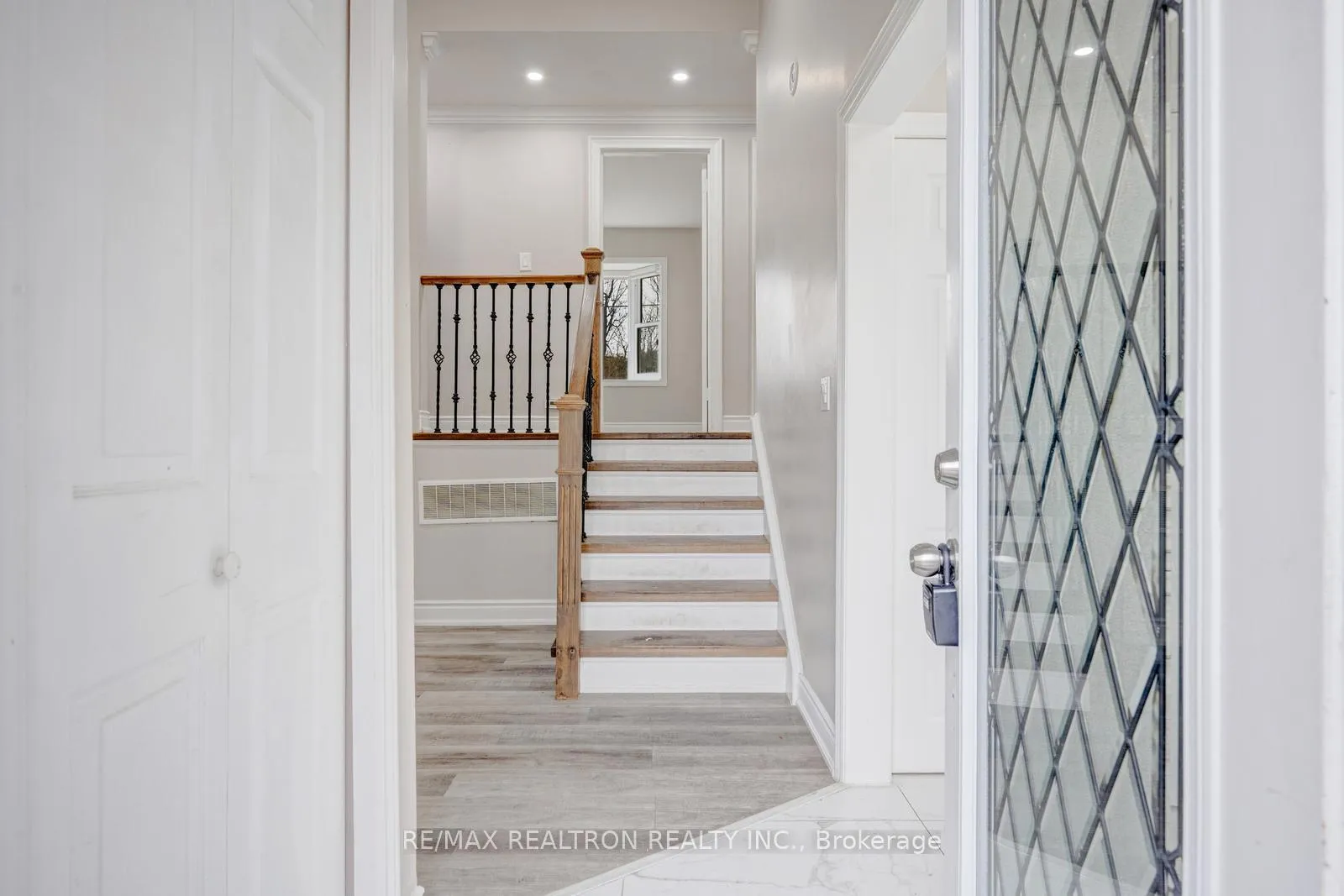 Photo 5 of 30 Lawrence Crescent, Brampton, Brampton East — HOMEH