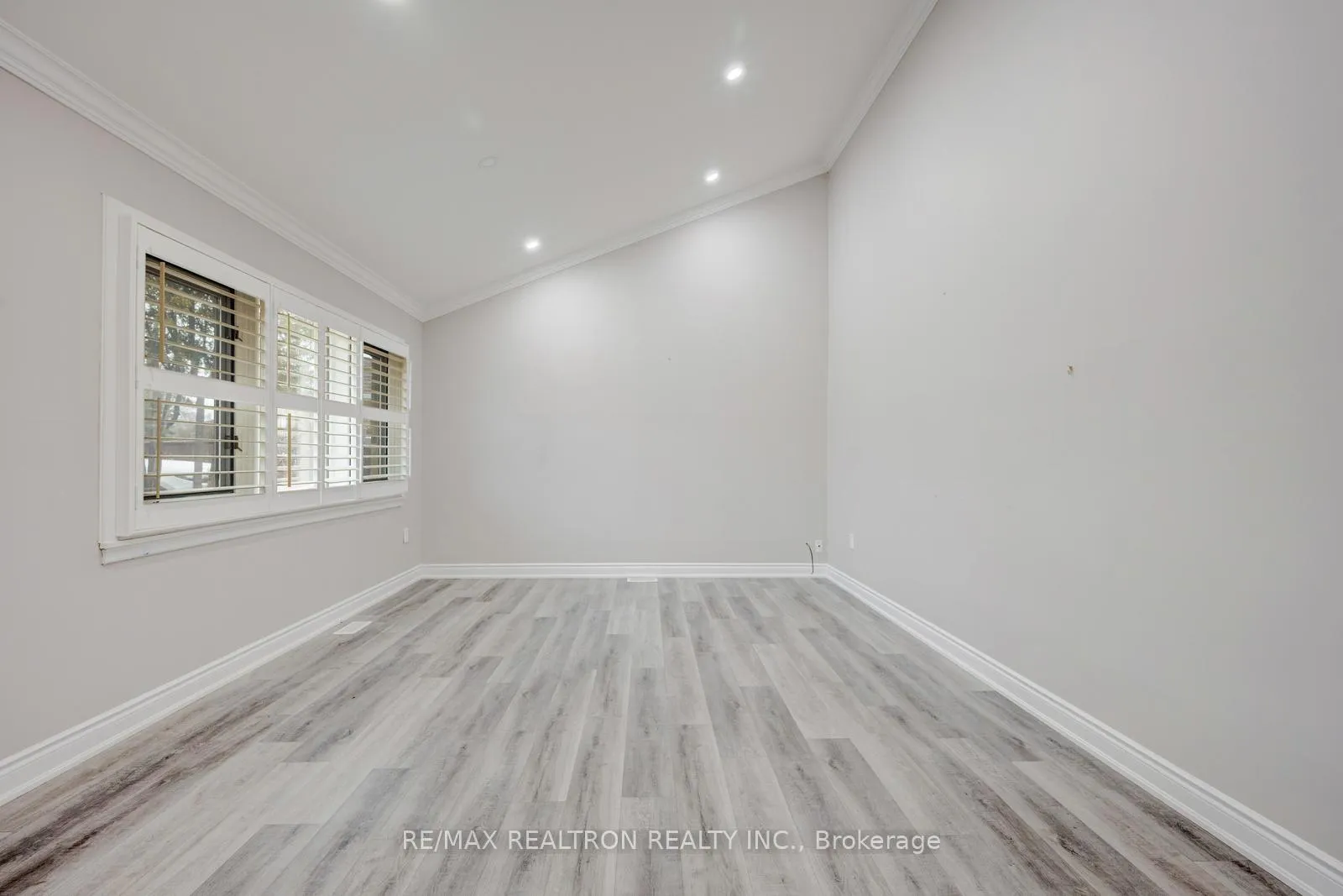Photo 8 of 30 Lawrence Crescent, Brampton, Brampton East — HOMEH