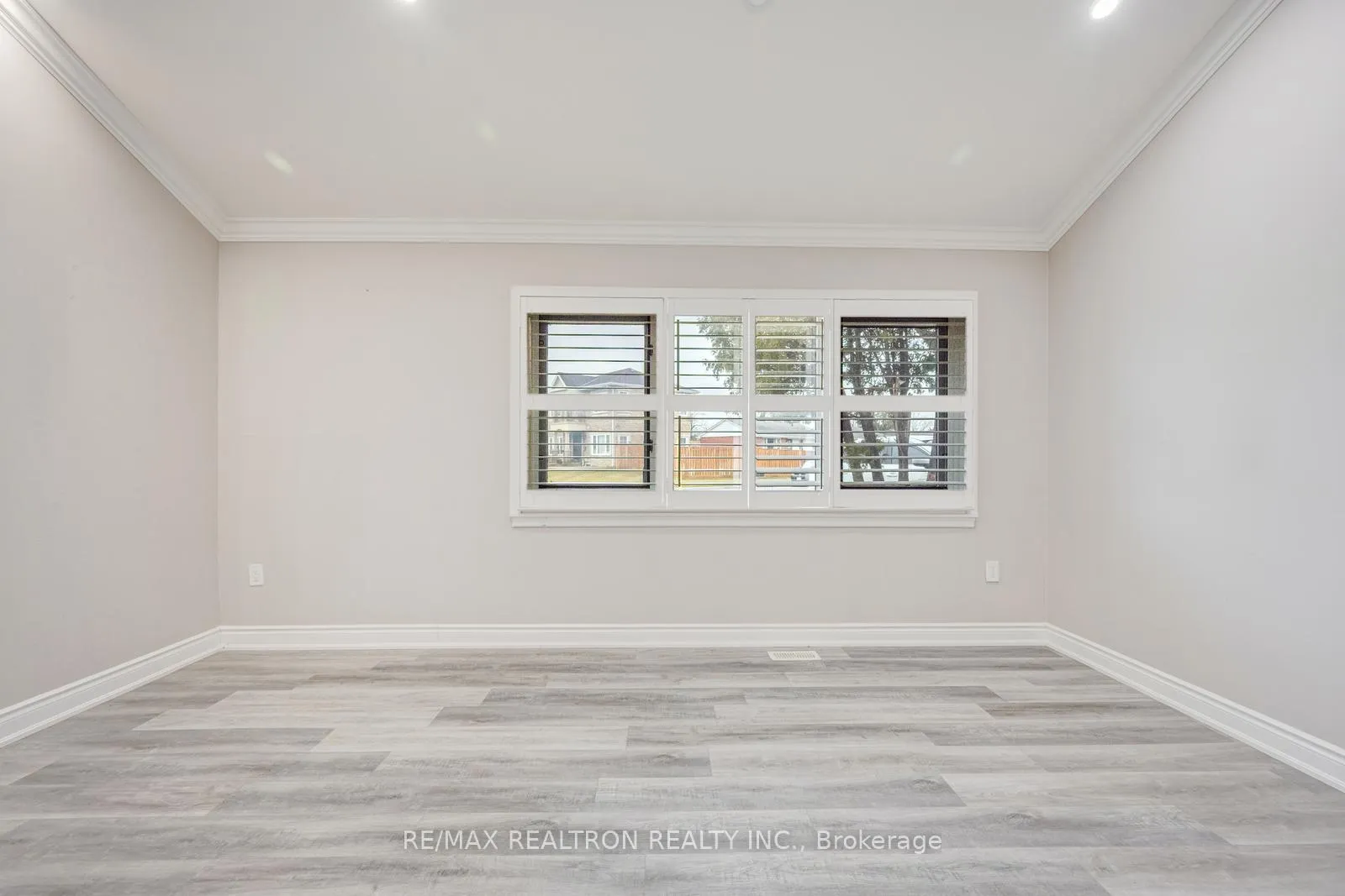 Photo 9 of 30 Lawrence Crescent, Brampton, Brampton East — HOMEH