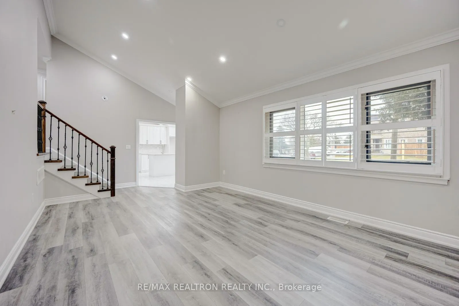 Photo 10 of 30 Lawrence Crescent, Brampton, Brampton East — HOMEH