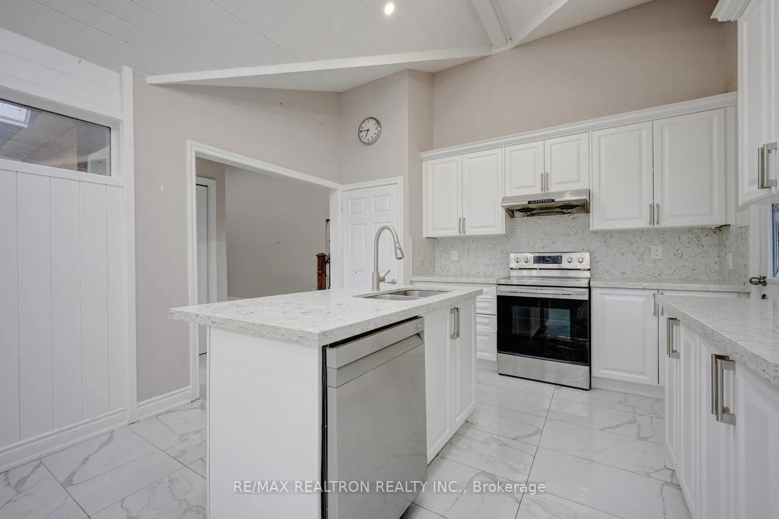 Photo 13 of 30 Lawrence Crescent, Brampton, Brampton East — HOMEH