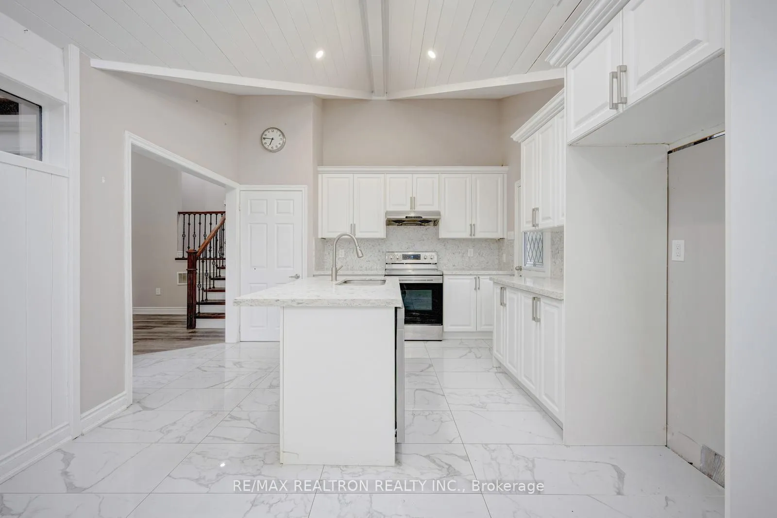 Photo 15 of 30 Lawrence Crescent, Brampton, Brampton East — HOMEH