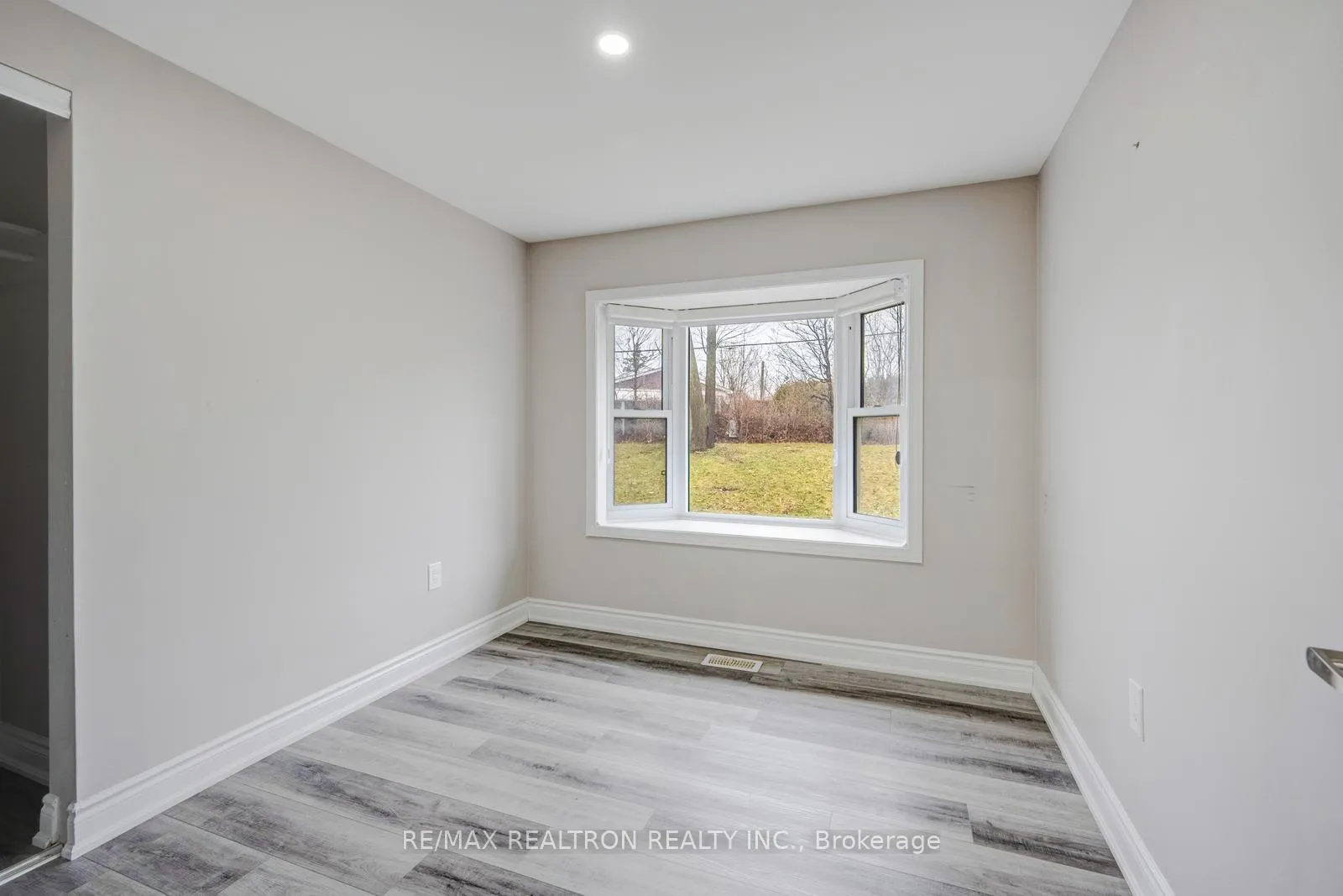 Photo 23 of 30 Lawrence Crescent, Brampton, Brampton East — HOMEH