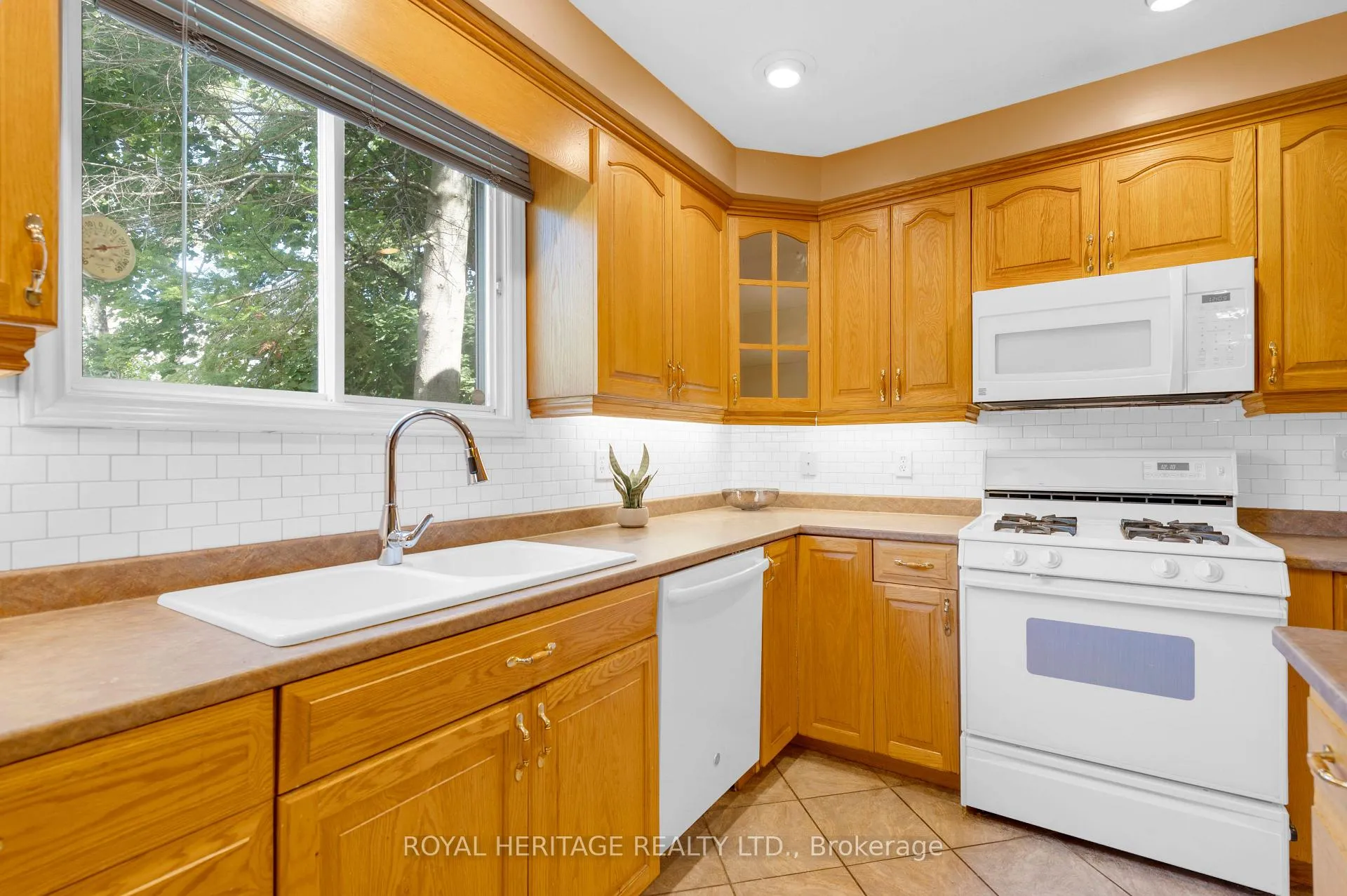 Photo 16 of 10 Briarwood Crescent, Belleville, Belleville Ward — HOMEH