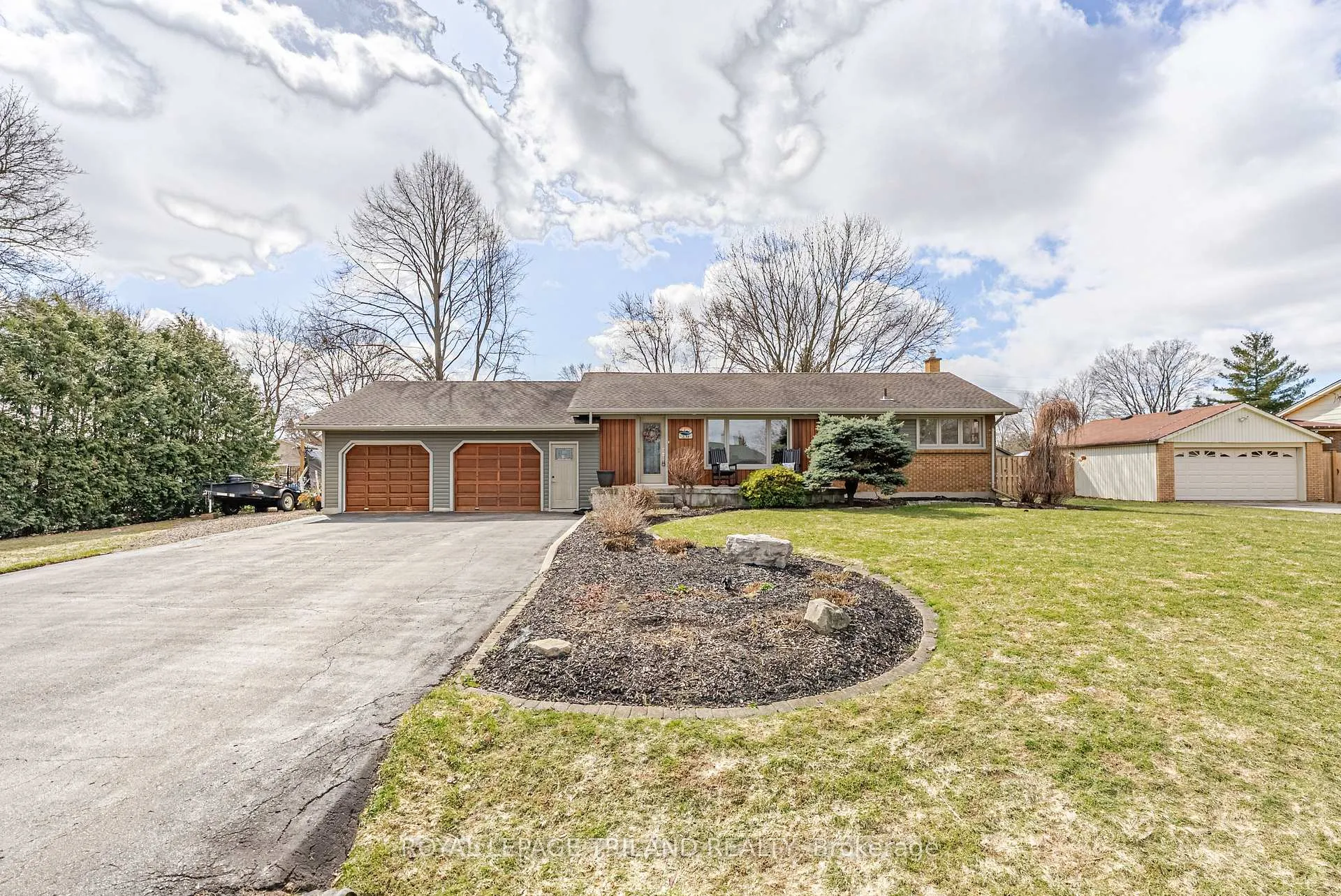 Photo 5 of 231 Thames Crescent, Thames Centre, Dorchester — HOMEH