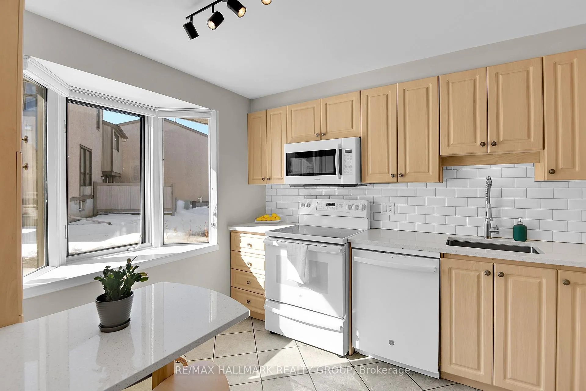 Photo 7 of Unit 31, 2019 Stonehenge Crescent, Ottawa, Pineview — HOMEH