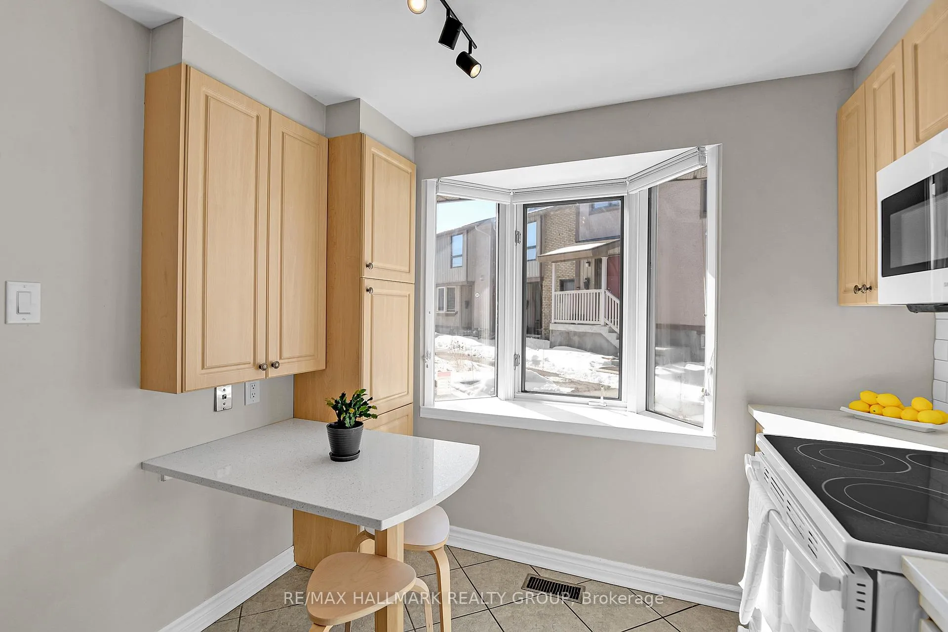 Photo 8 of Unit 31, 2019 Stonehenge Crescent, Ottawa, Pineview — HOMEH