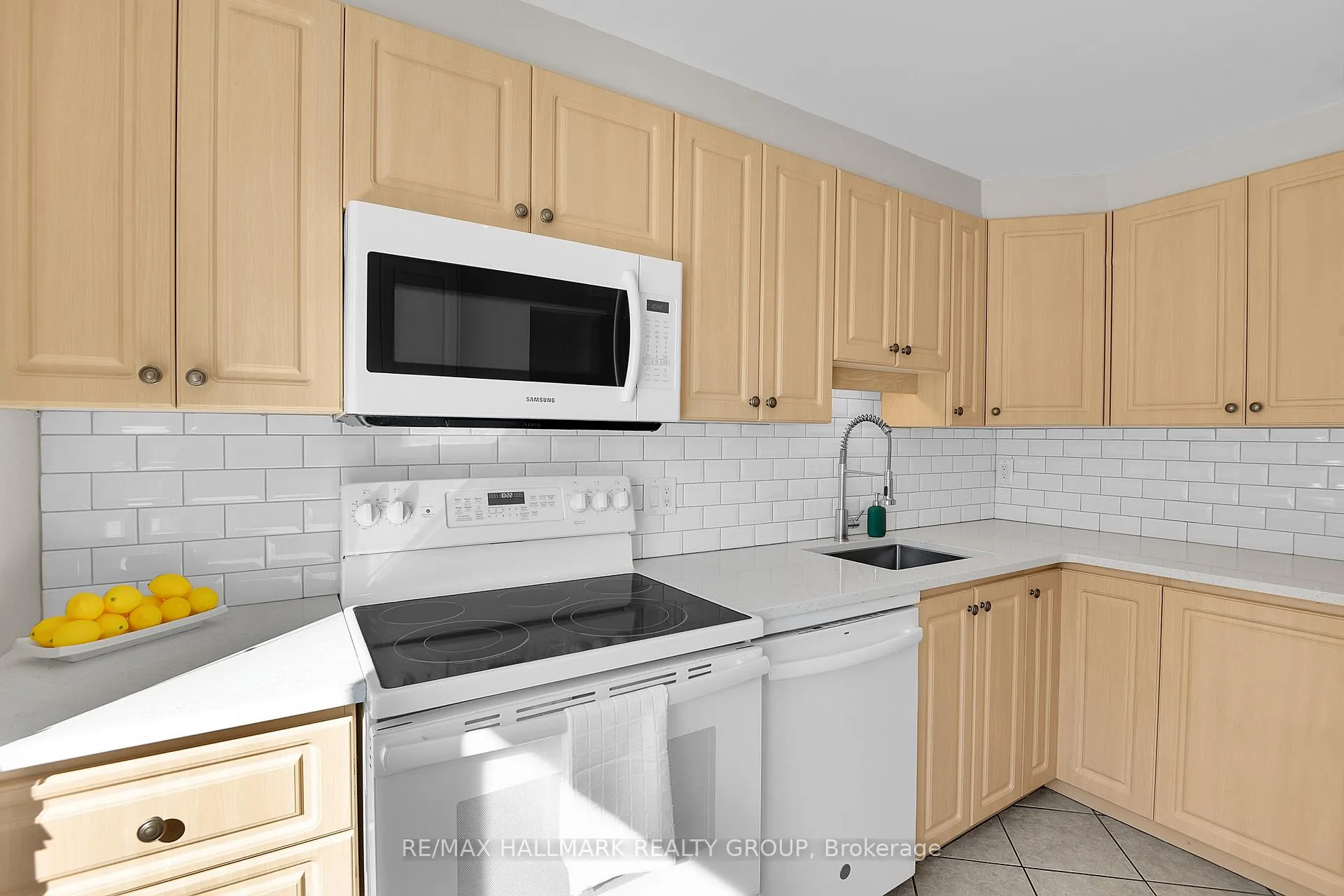 Photo 9 of Unit 31, 2019 Stonehenge Crescent, Ottawa, Pineview — HOMEH