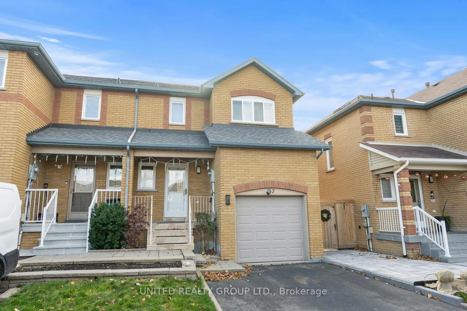Photo 2 of 37 Dunoon Drive, Vaughan, Maple — HOMEH