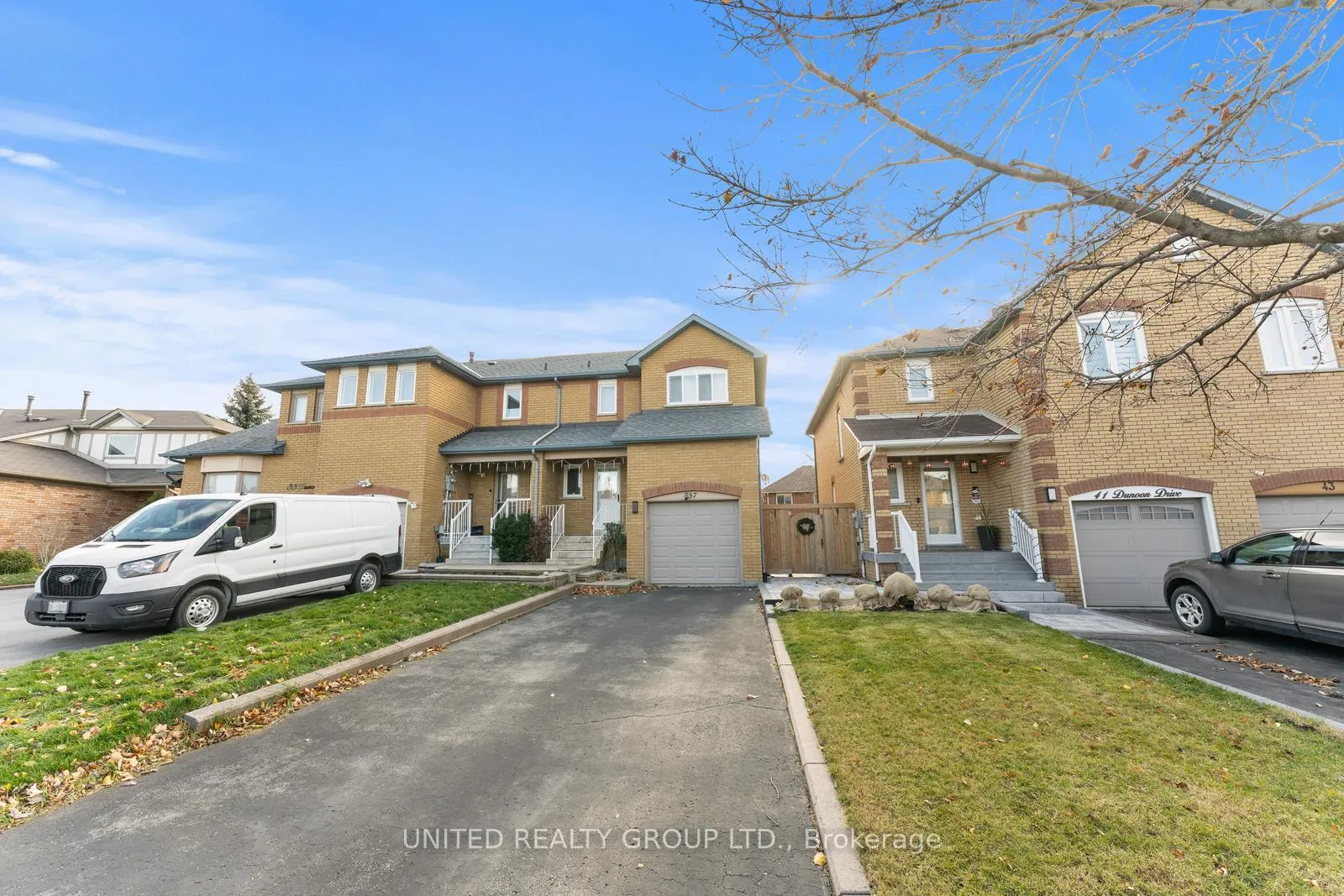Photo 3 of 37 Dunoon Drive, Vaughan, Maple — HOMEH