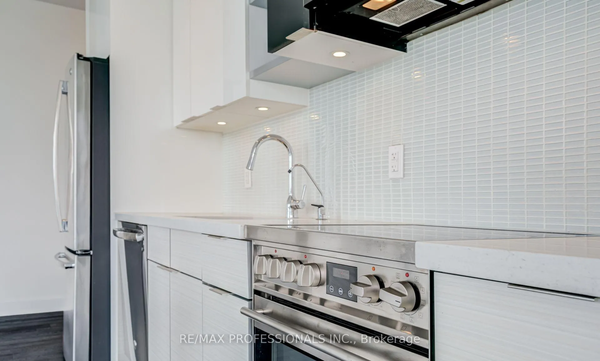 Photo 4 of Unit 2903, 33 Shore Breeze Drive, Etobicoke, Mimico — HOMEH