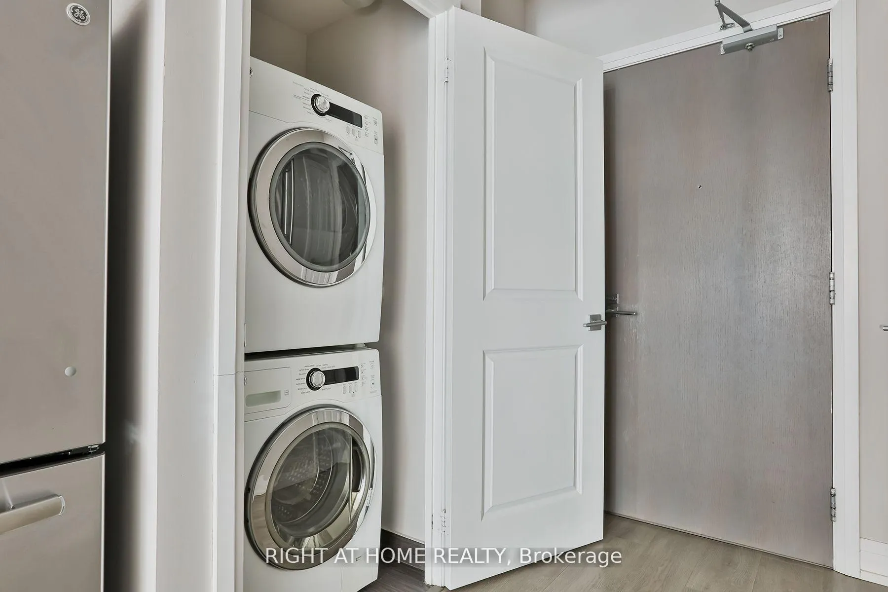 Photo 5 of Unit 1505, 7165 Yonge Street, Markham, Grandview — HOMEH
