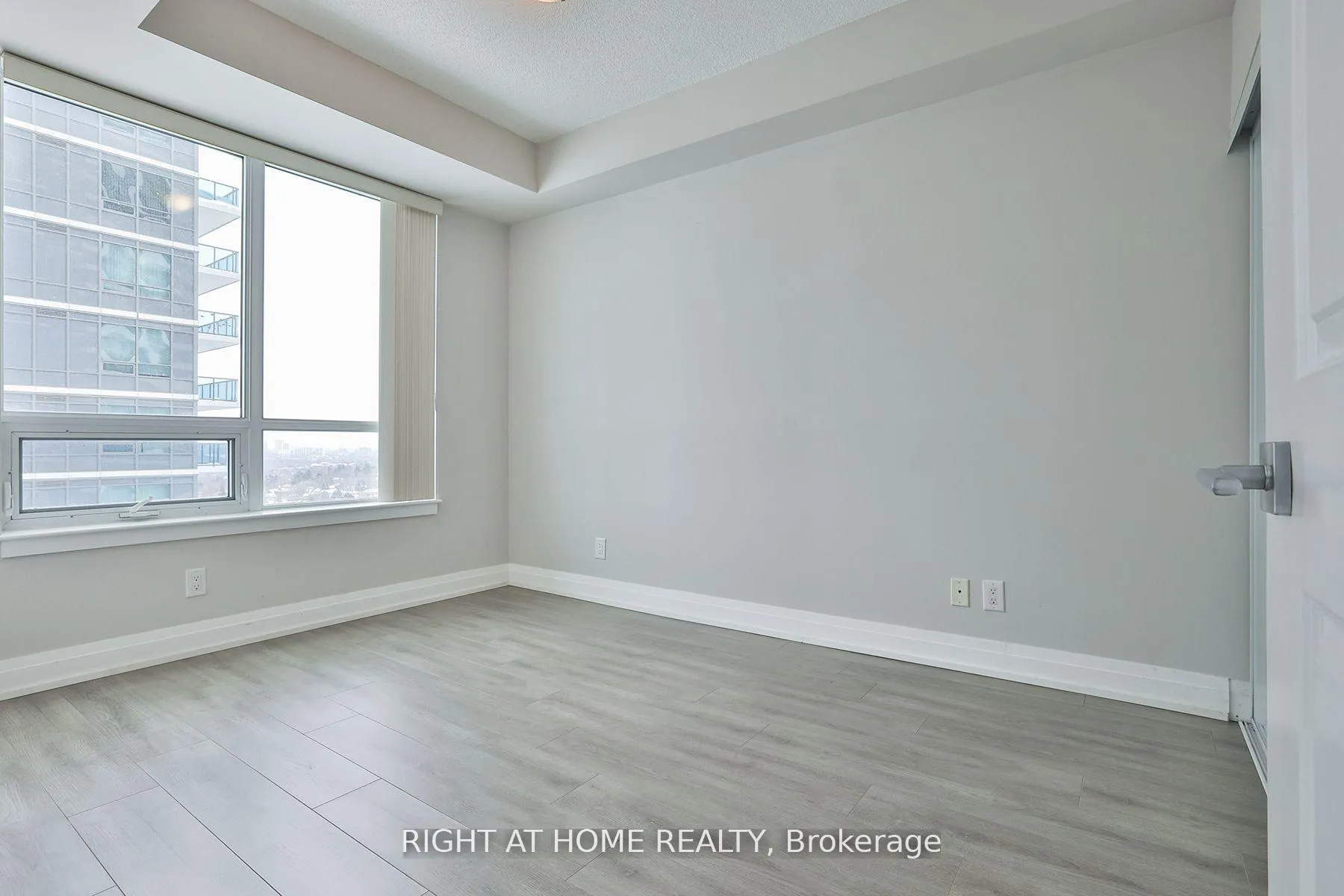 Photo 13 of Unit 1505, 7165 Yonge Street, Markham, Grandview — HOMEH