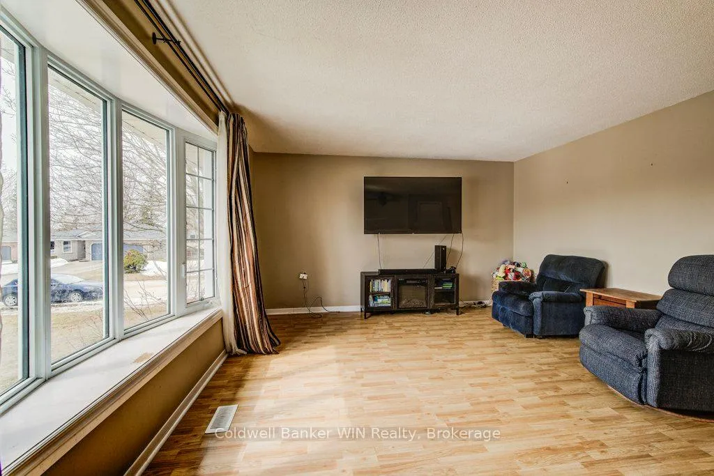 Photo 10 of 294 Forest Glen Drive, Wellington North, Mount Forest — HOMEH