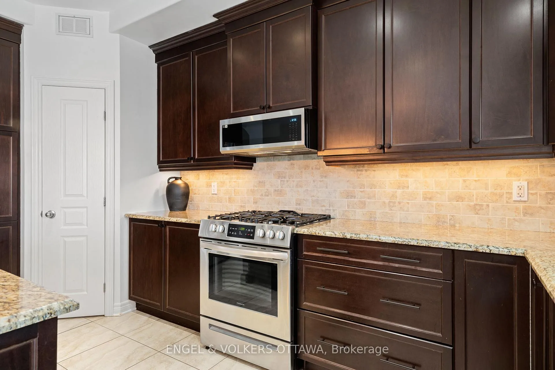 Photo 8 of 407 Landswood Way, Ottawa, Stittsville (South) — HOMEH