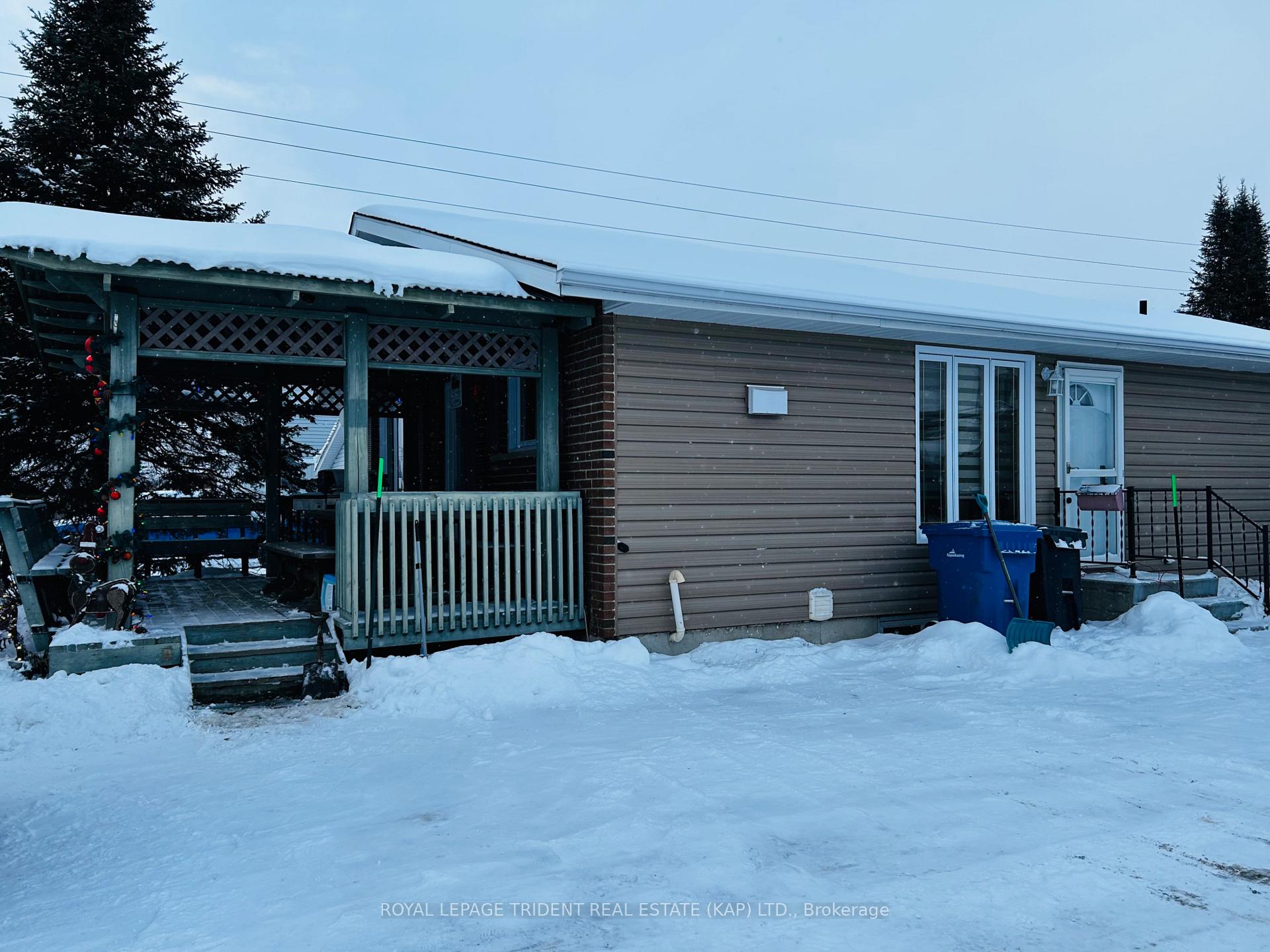 Photo 4 of 32 Downs Avenue, Kapuskasing — HOMEH