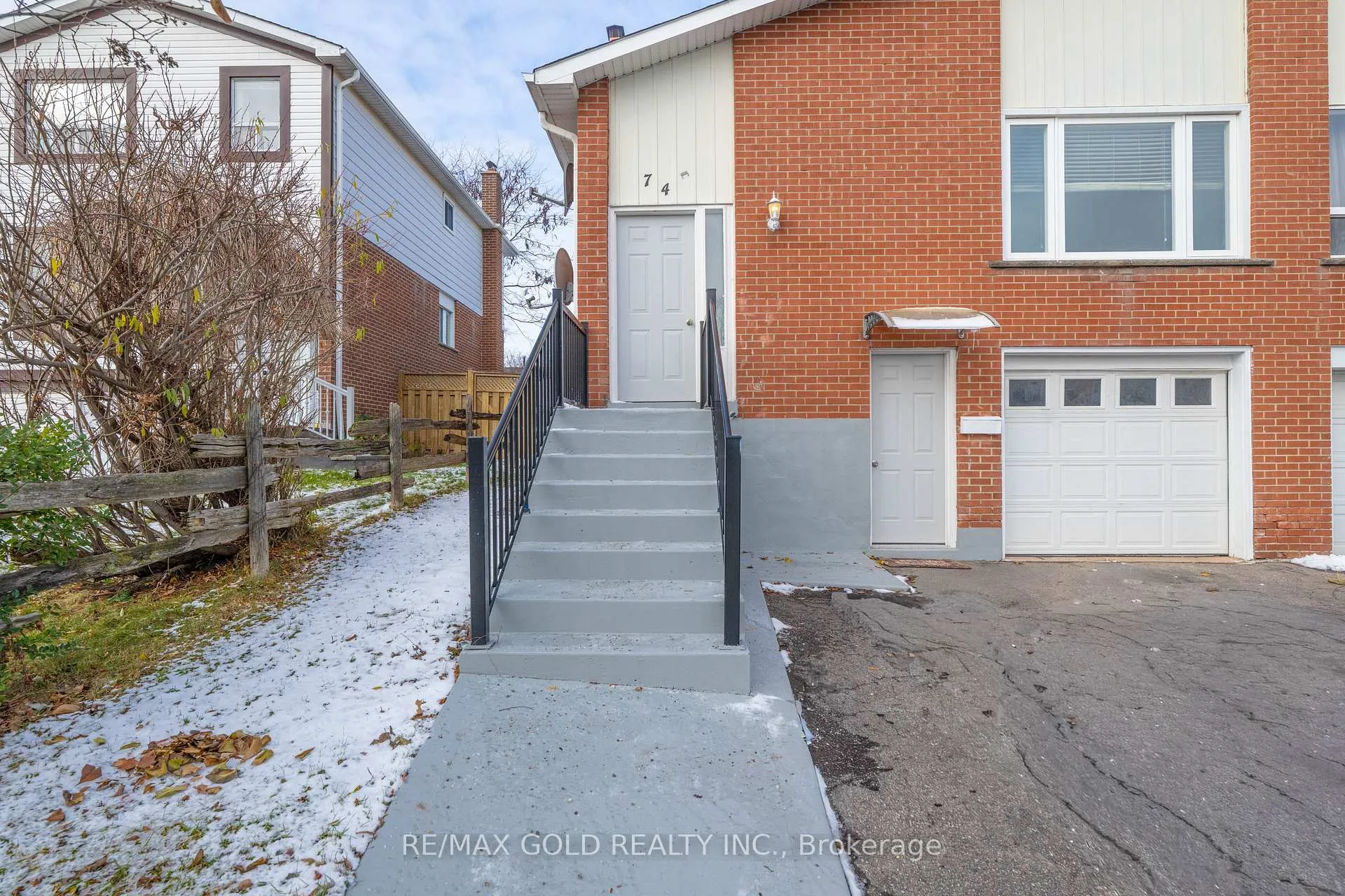 Photo 4 of 74 Radford Drive, Brampton, Brampton North — HOMEH