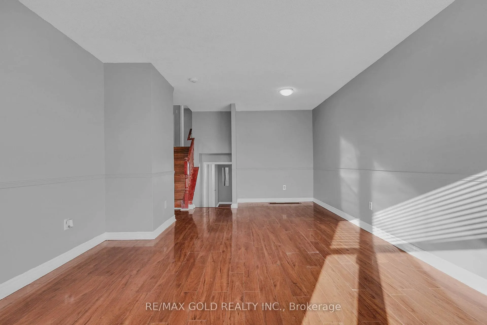 Photo 8 of 74 Radford Drive, Brampton, Brampton North — HOMEH