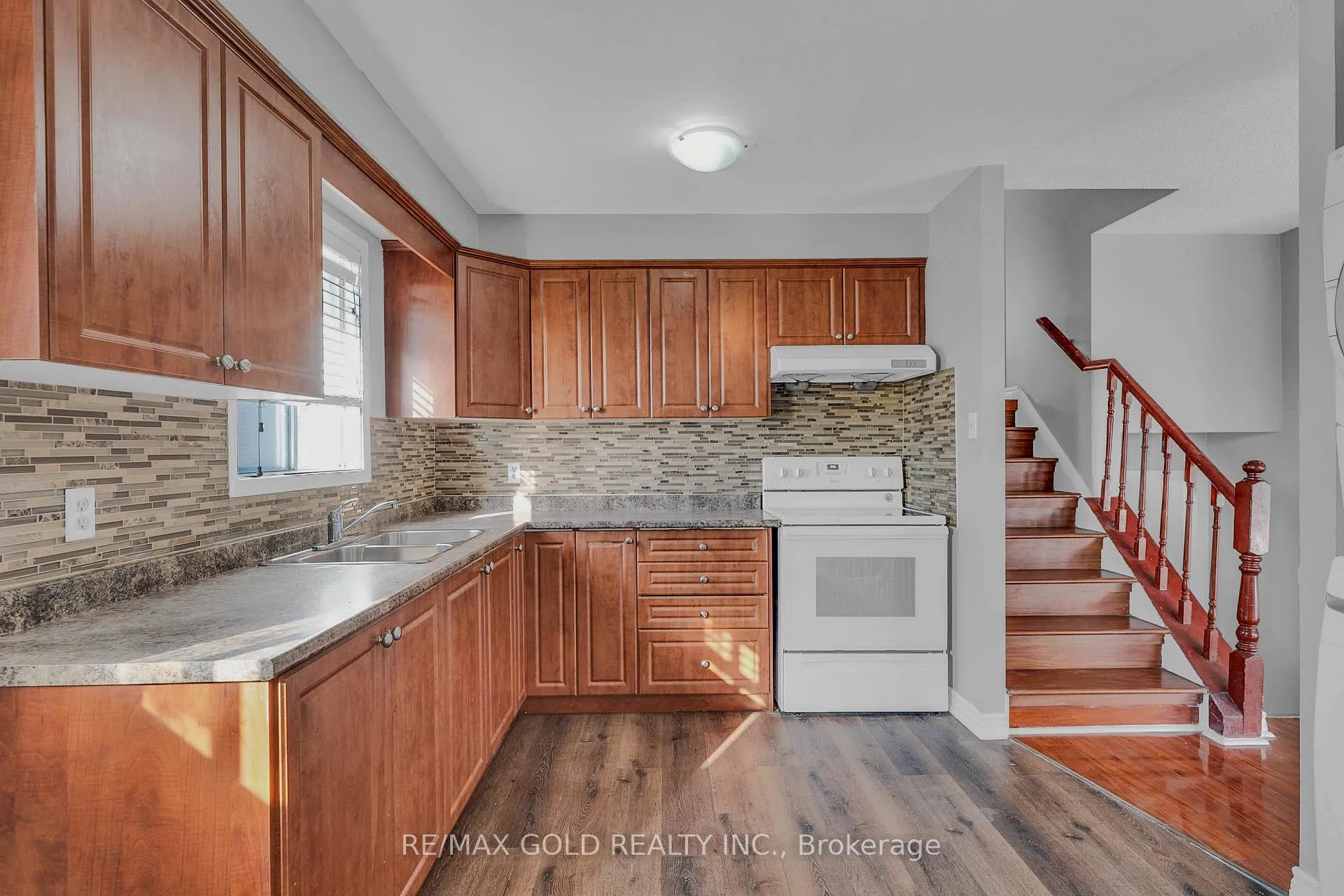 Photo 16 of 74 Radford Drive, Brampton, Brampton North — HOMEH
