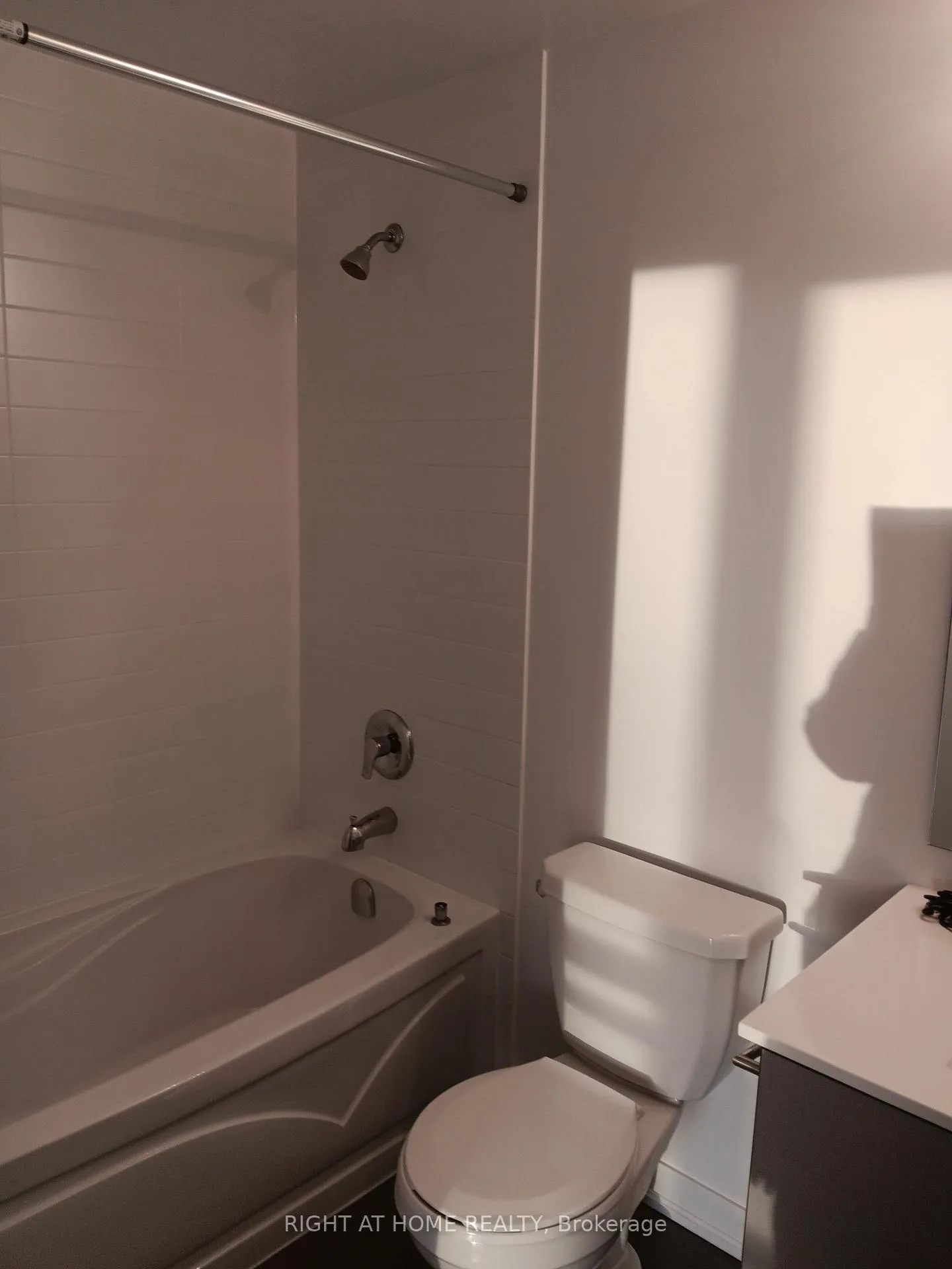Photo 5 of Unit 607, 60 Berwick Avenue, Toronto, Yonge-Eglinton — HOMEH