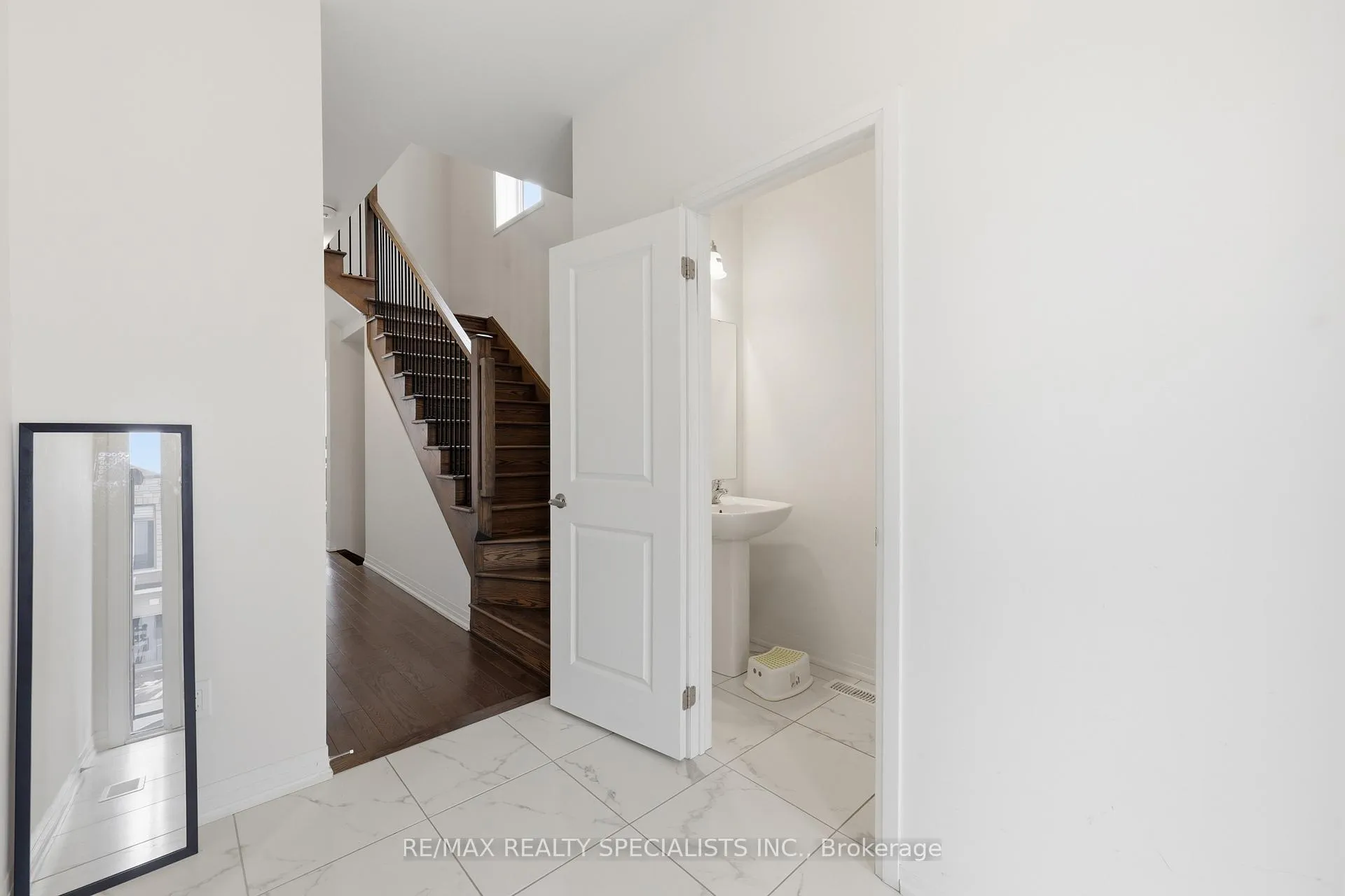 Photo 5 of 72 Yale Drive, Hamilton, Mount Hope — HOMEH