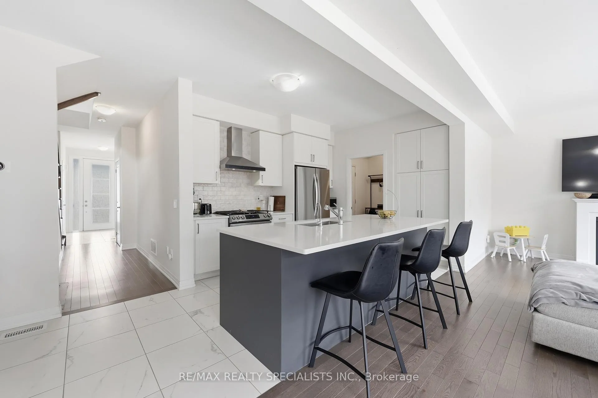 Photo 14 of 72 Yale Drive, Hamilton, Mount Hope — HOMEH