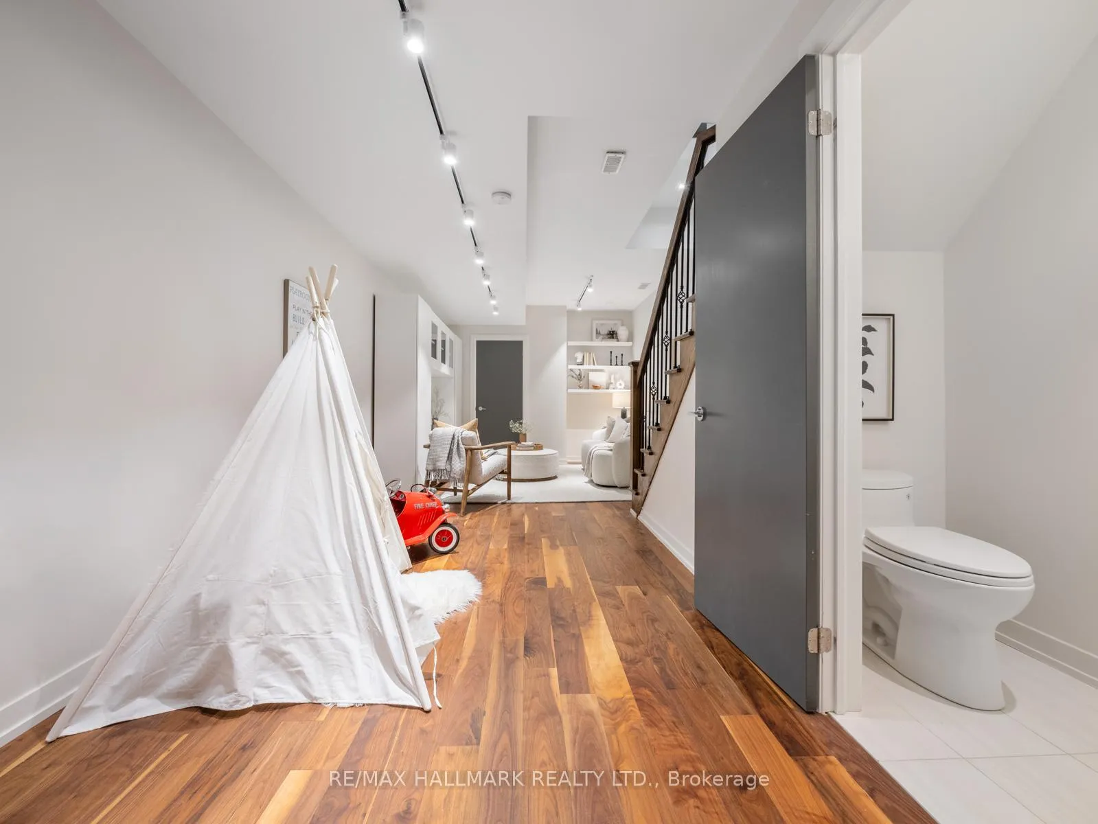 Photo 38 of 246B Scarborough Road, Toronto, East End-Danforth — HOMEH