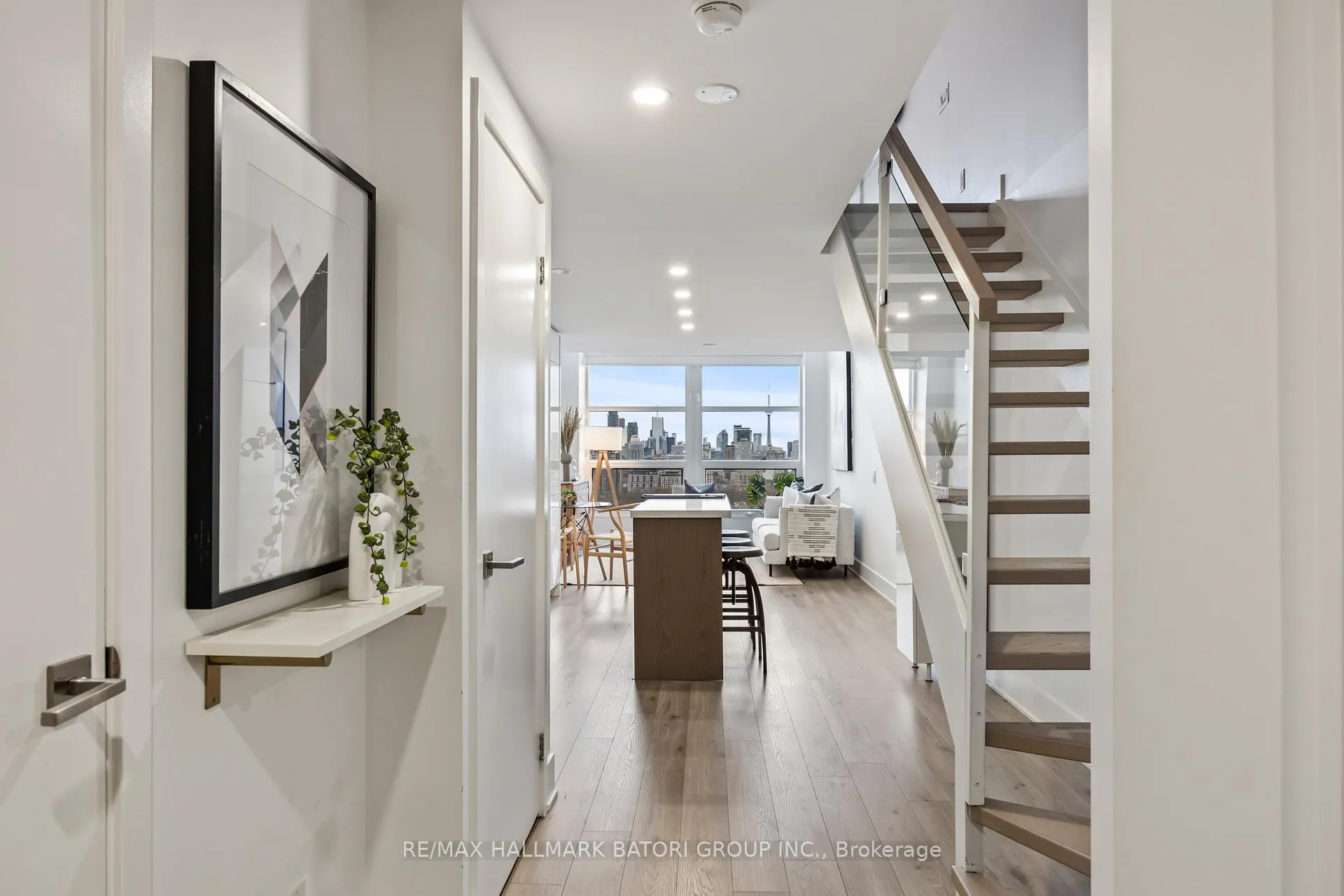 Front of Unit 919, 111 St Clair Avenue W