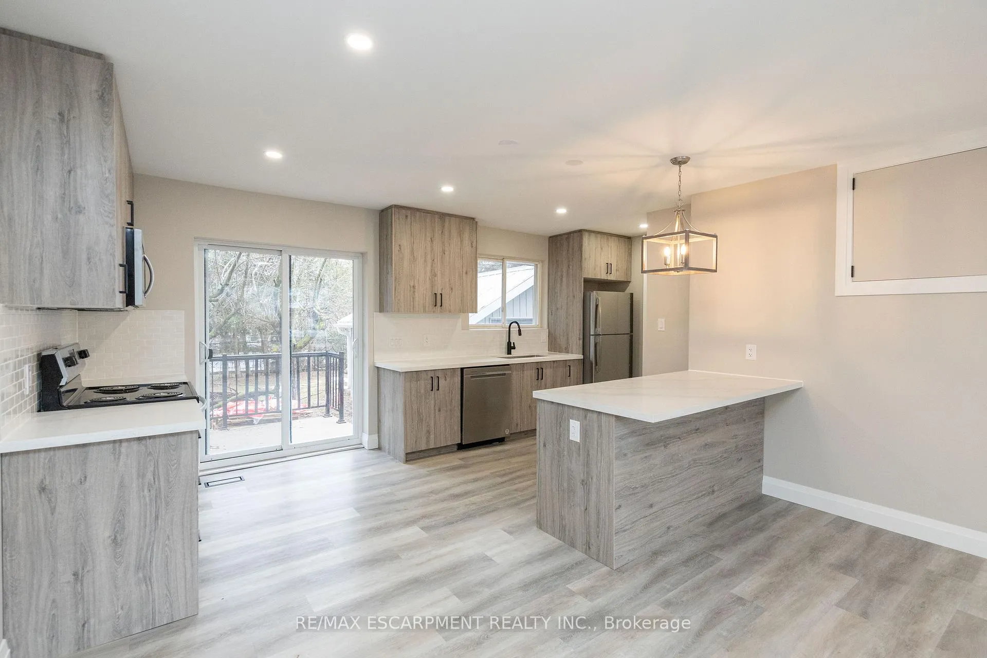 Photo 7 of 402 Third Line, Oakville, West — HOMEH