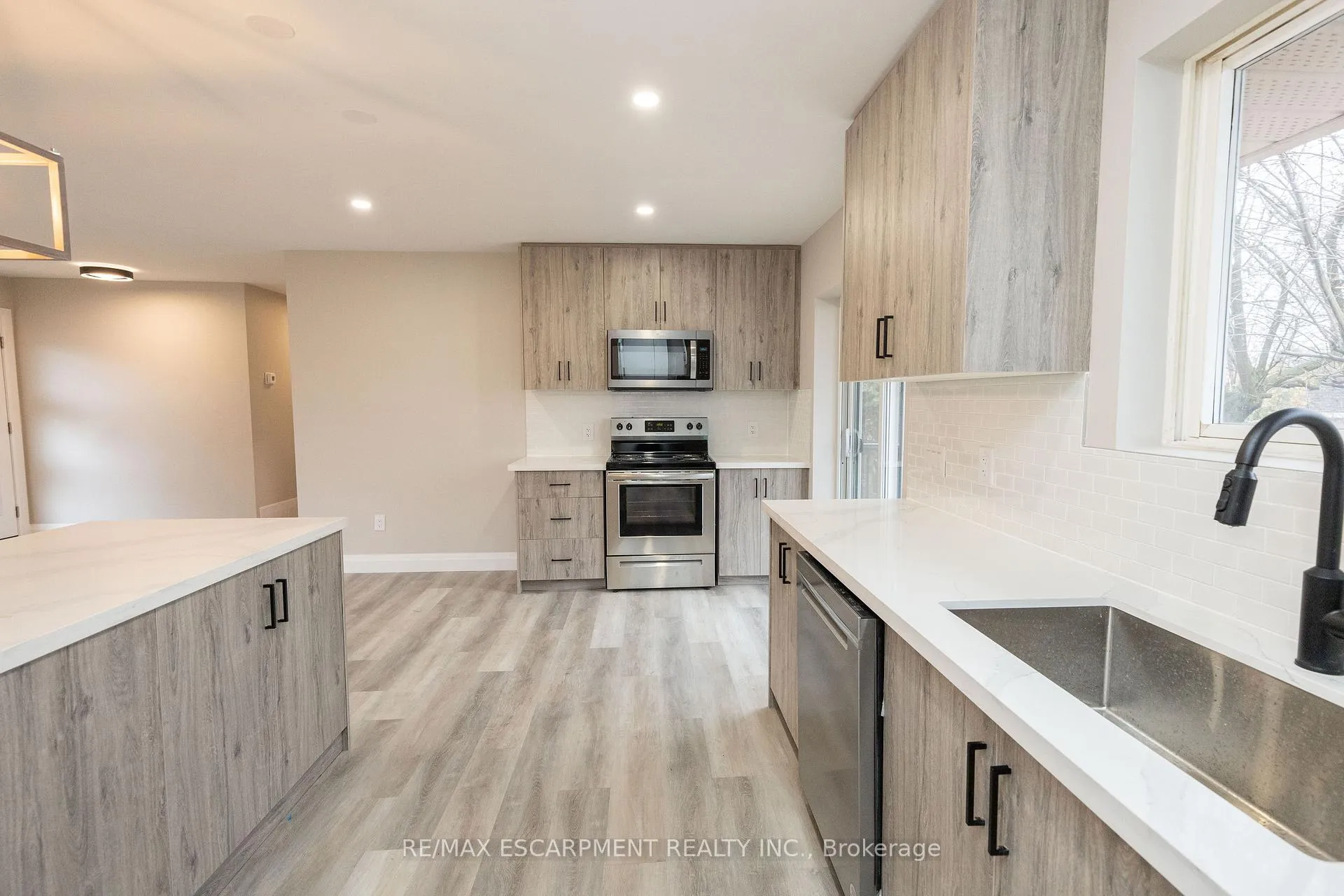 Photo 8 of 402 Third Line, Oakville, West — HOMEH