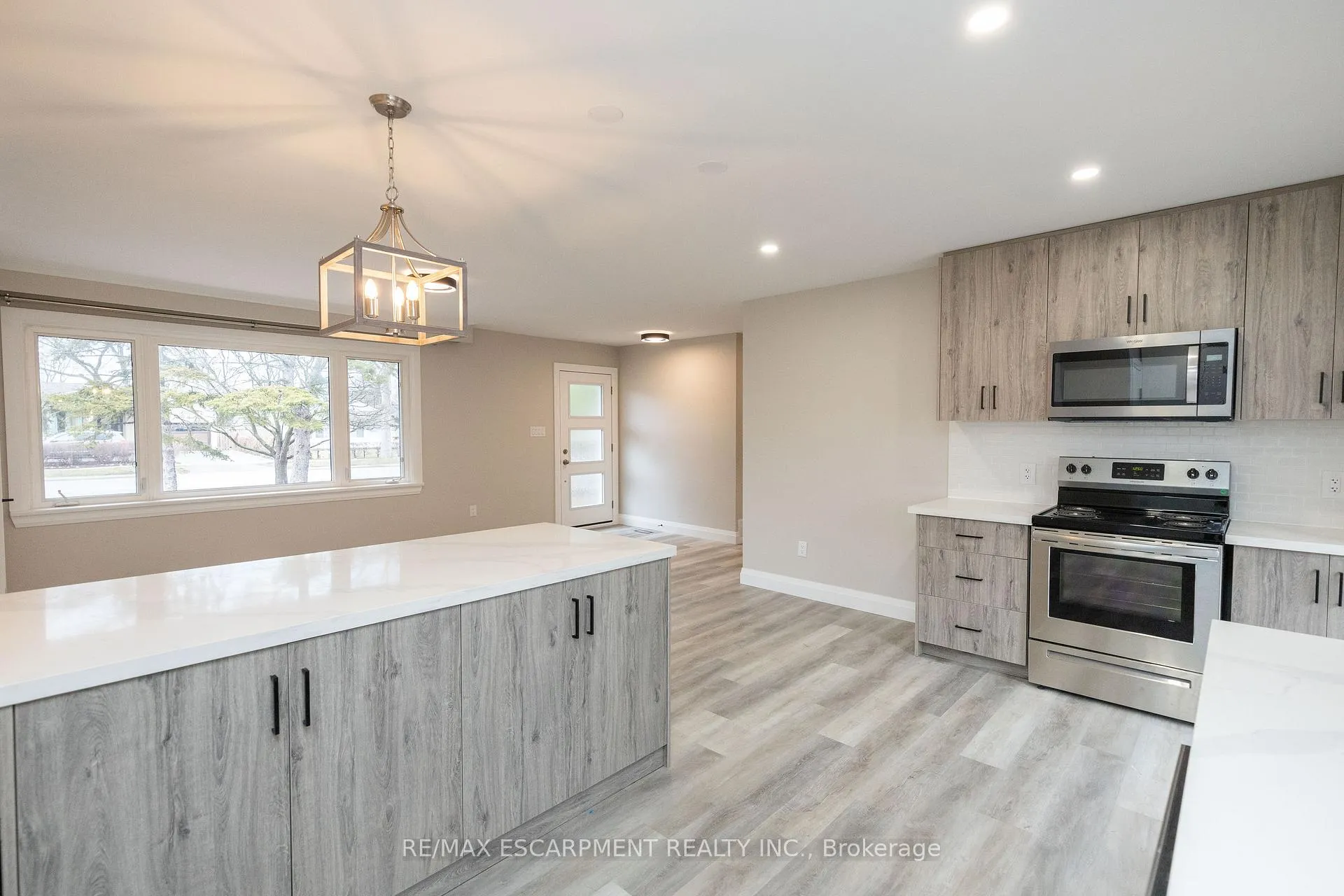 Photo 9 of 402 Third Line, Oakville, West — HOMEH