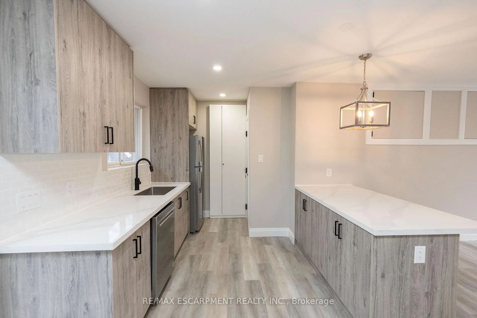 Photo 11 of 402 Third Line, Oakville, West — HOMEH