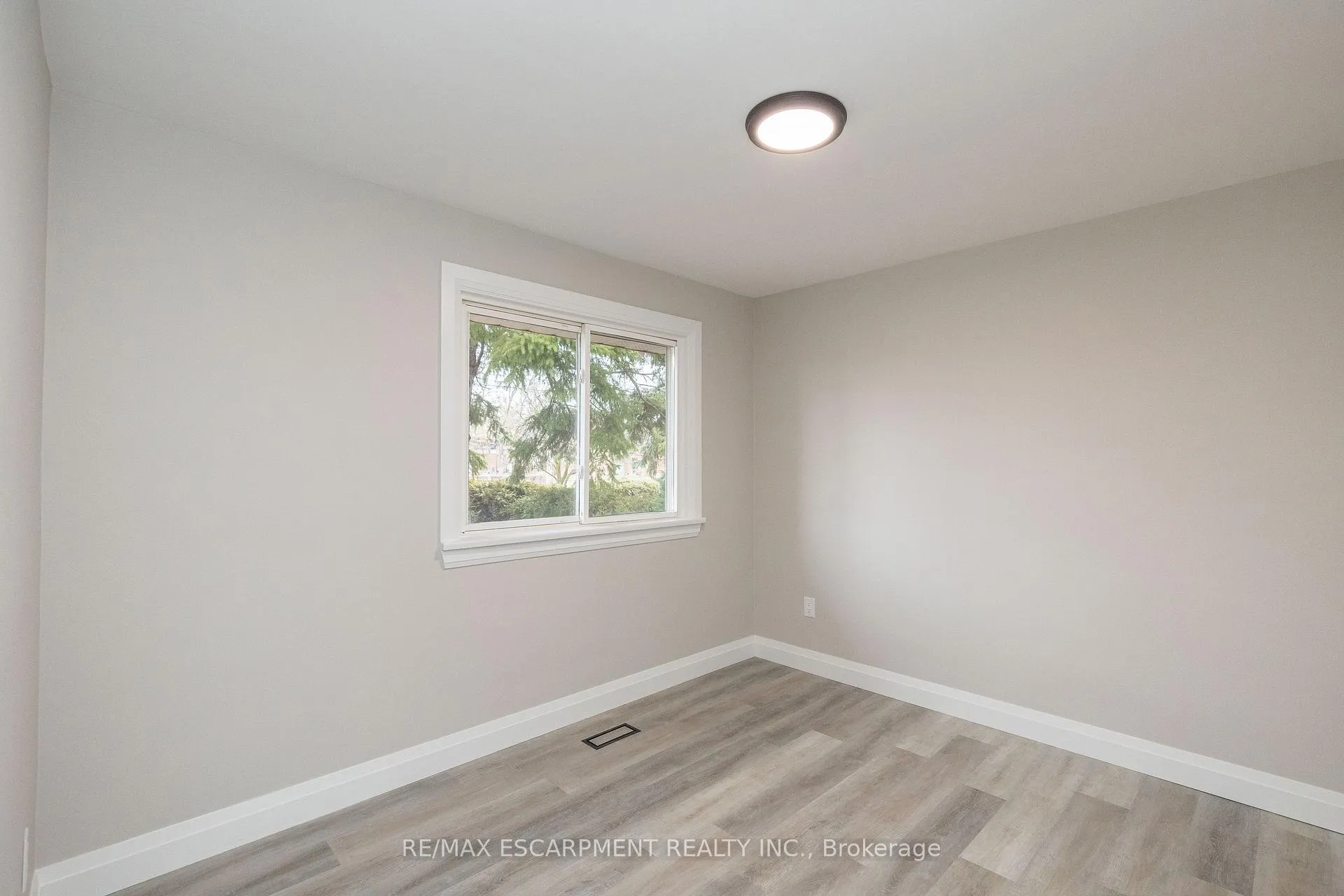 Photo 22 of 402 Third Line, Oakville, West — HOMEH