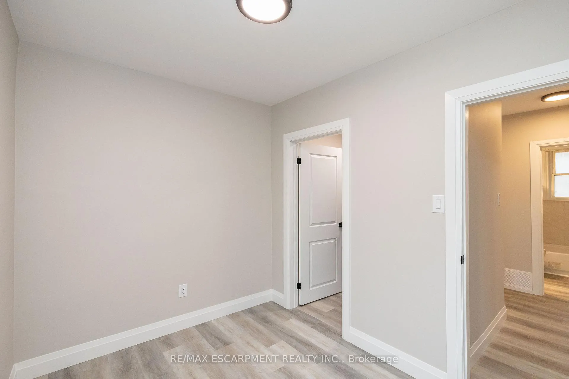 Photo 31 of 402 Third Line, Oakville, West — HOMEH