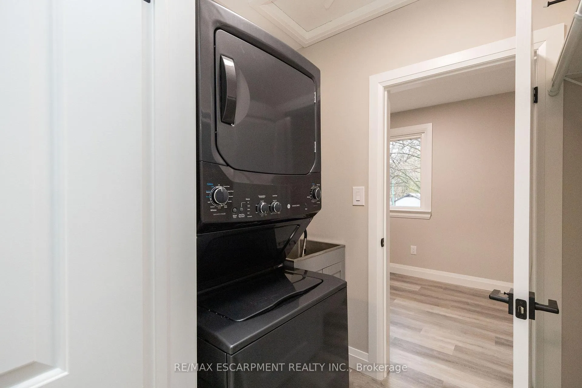 Photo 35 of 402 Third Line, Oakville, West — HOMEH