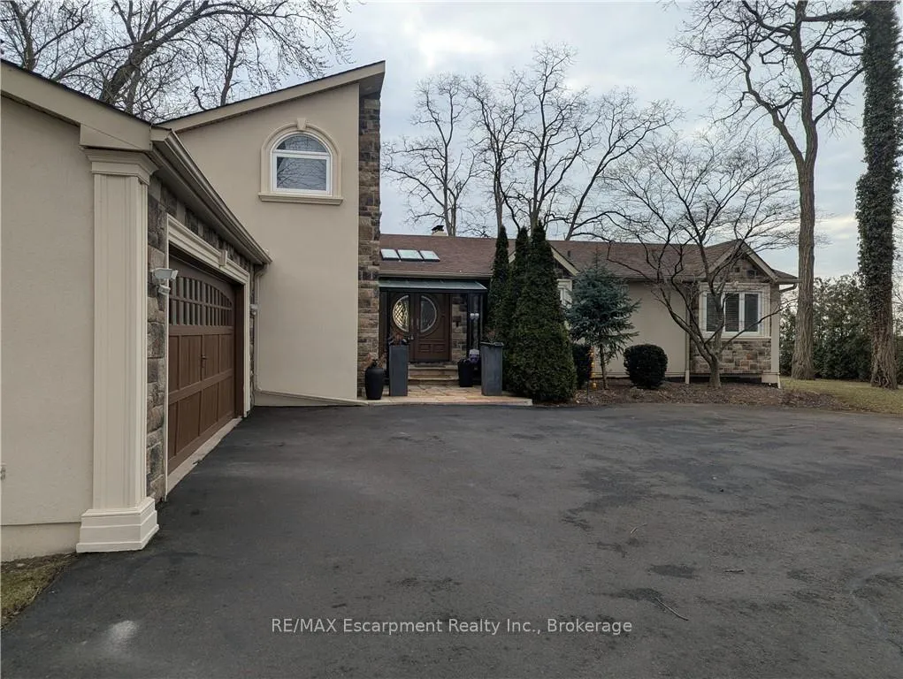 Front of 3346 Lakeshore Road W