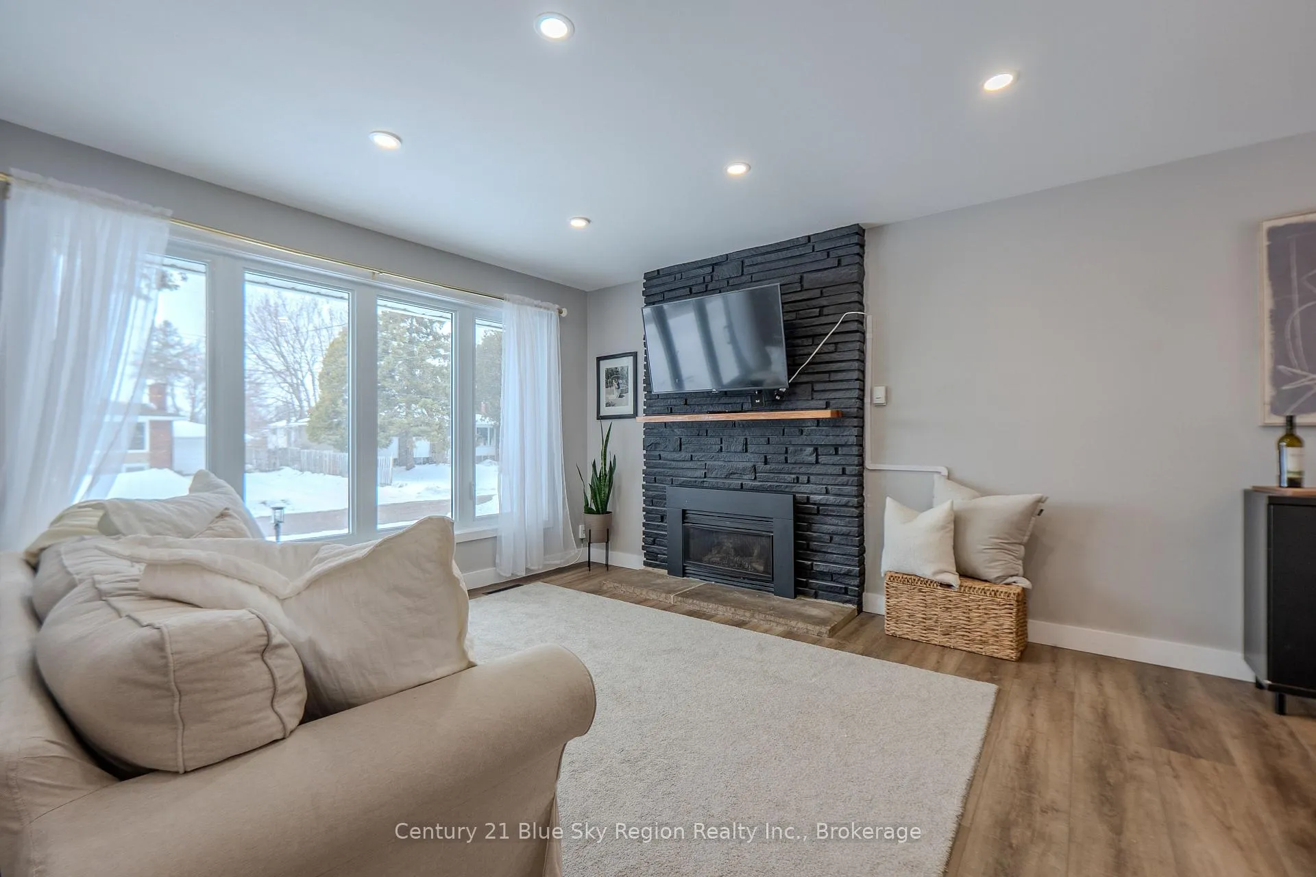 Photo 4 of 37 Superior Crescent, North Bay, Ferris — HOMEH