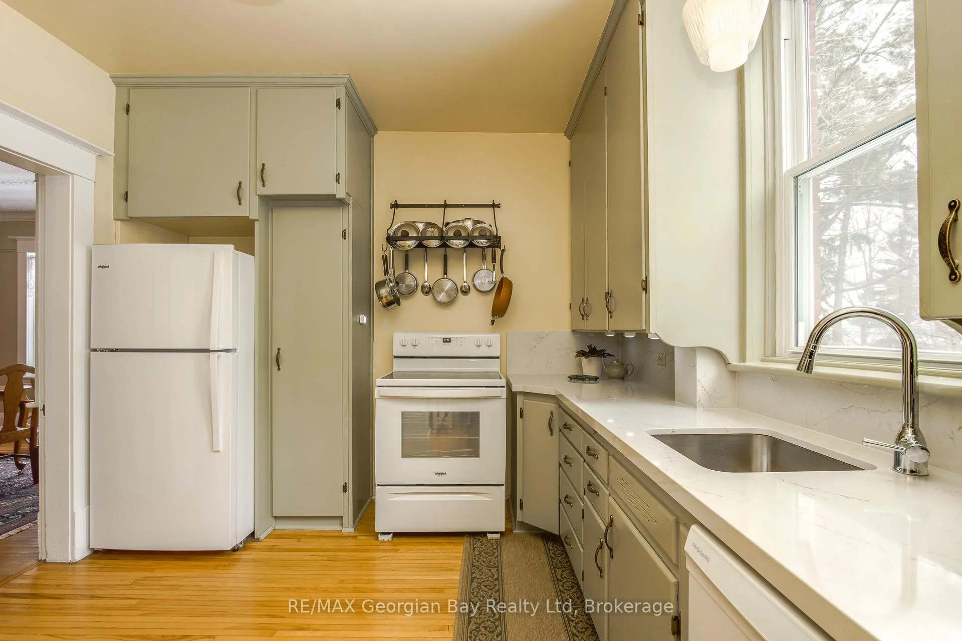 Photo 10 of 299 Fifth Street, Midland — HOMEH