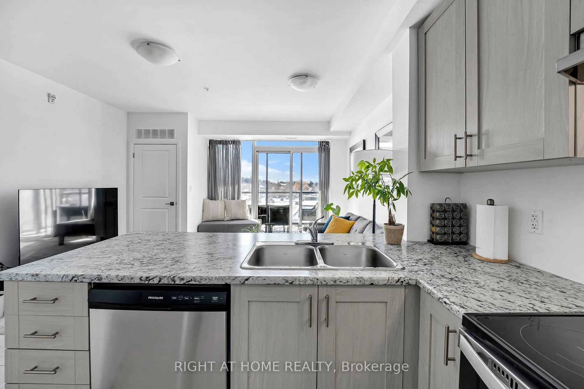Photo 13 of Unit 412, 5 Hamilton Street, Hamilton, Waterdown — HOMEH