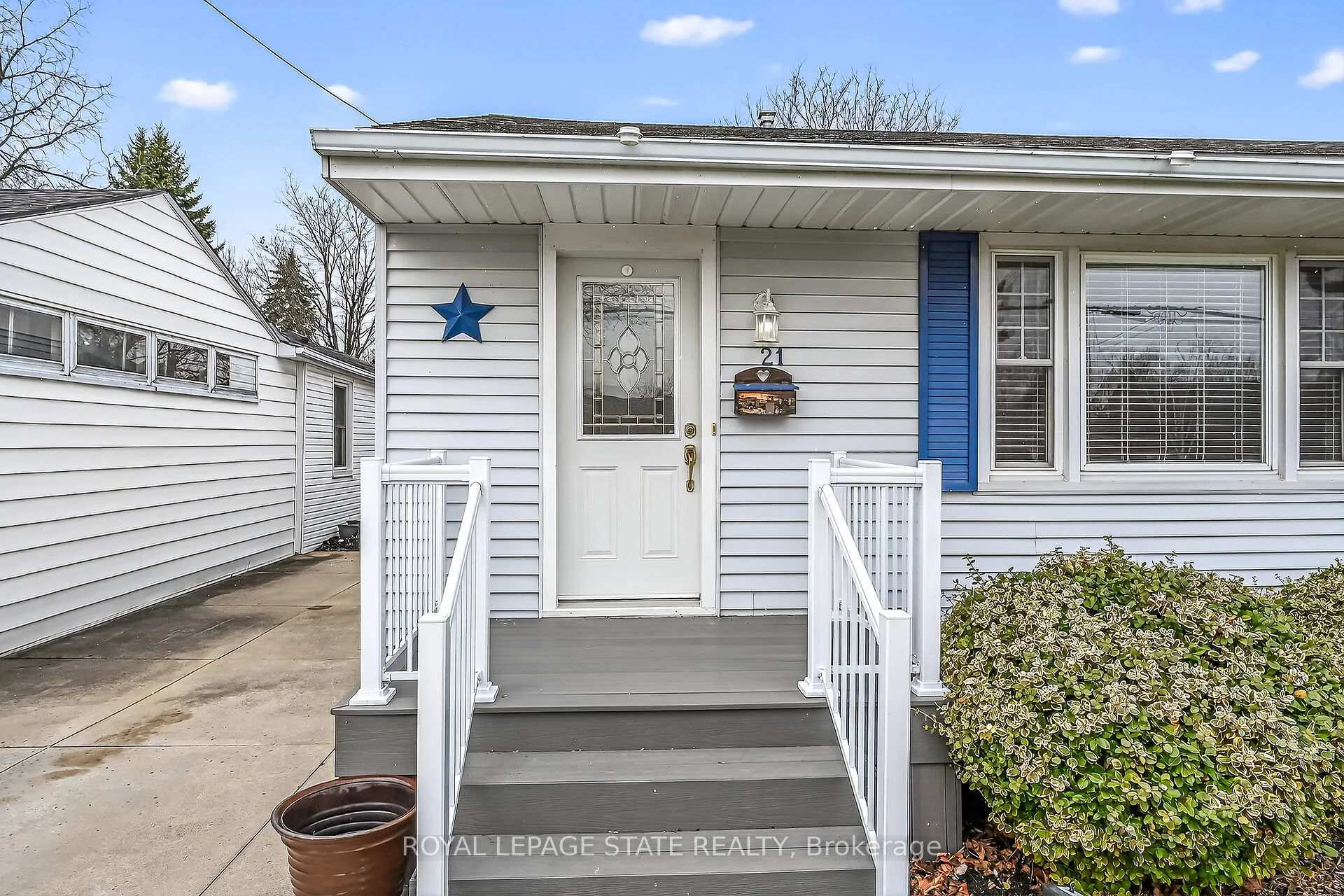 Photo 3 of 21 Lakeview Avenue, Grimsby, Grimsby Beach — HOMEH