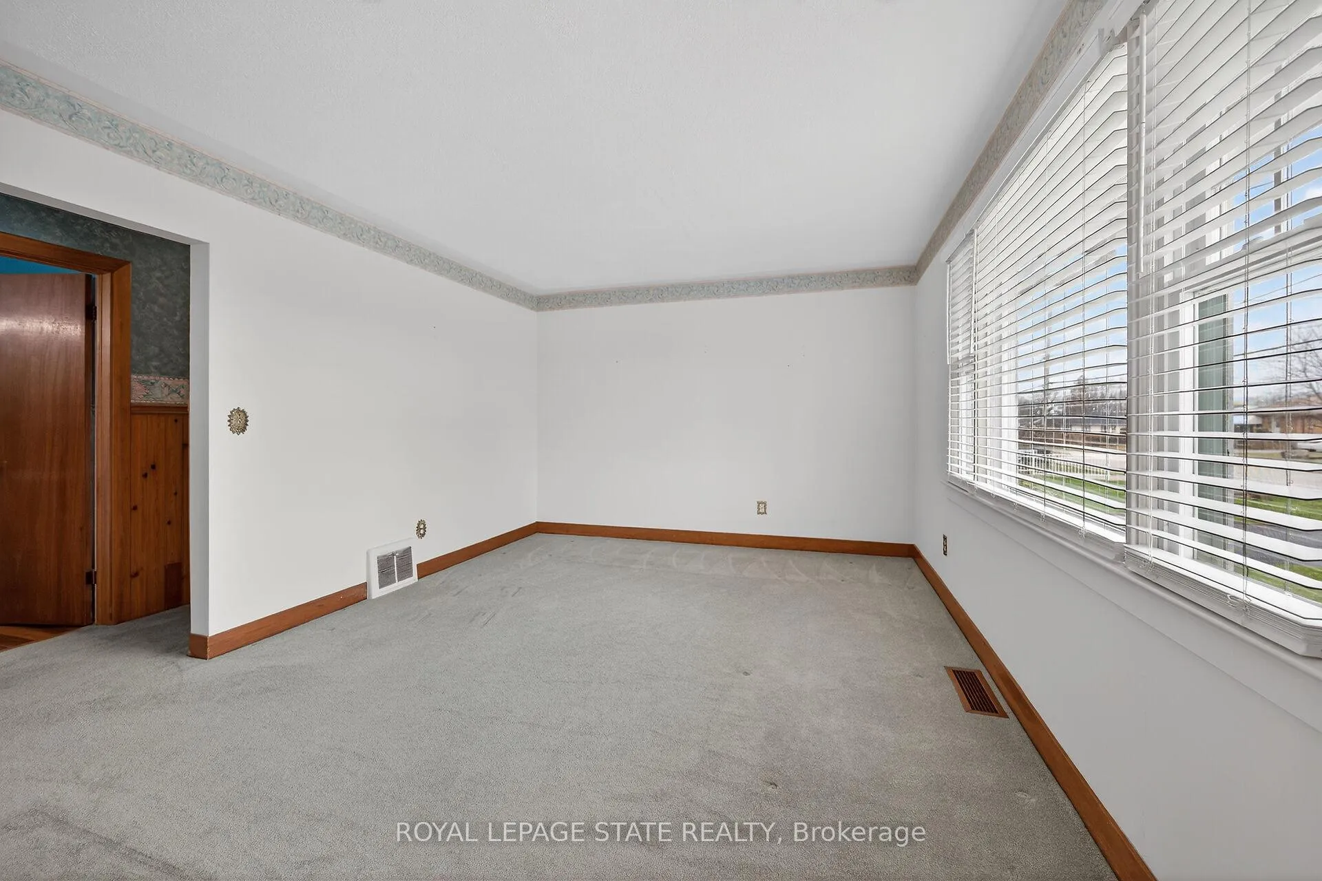 Photo 7 of 21 Lakeview Avenue, Grimsby, Grimsby Beach — HOMEH