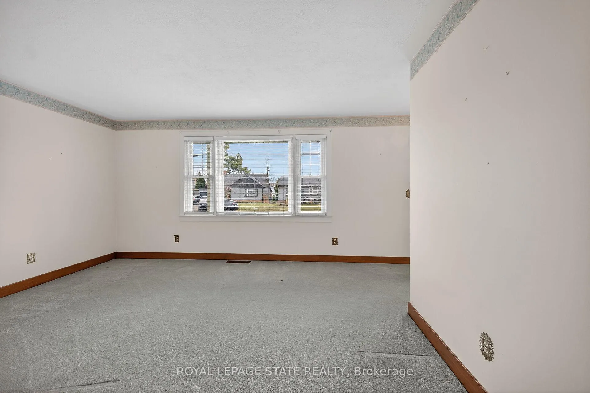 Photo 9 of 21 Lakeview Avenue, Grimsby, Grimsby Beach — HOMEH